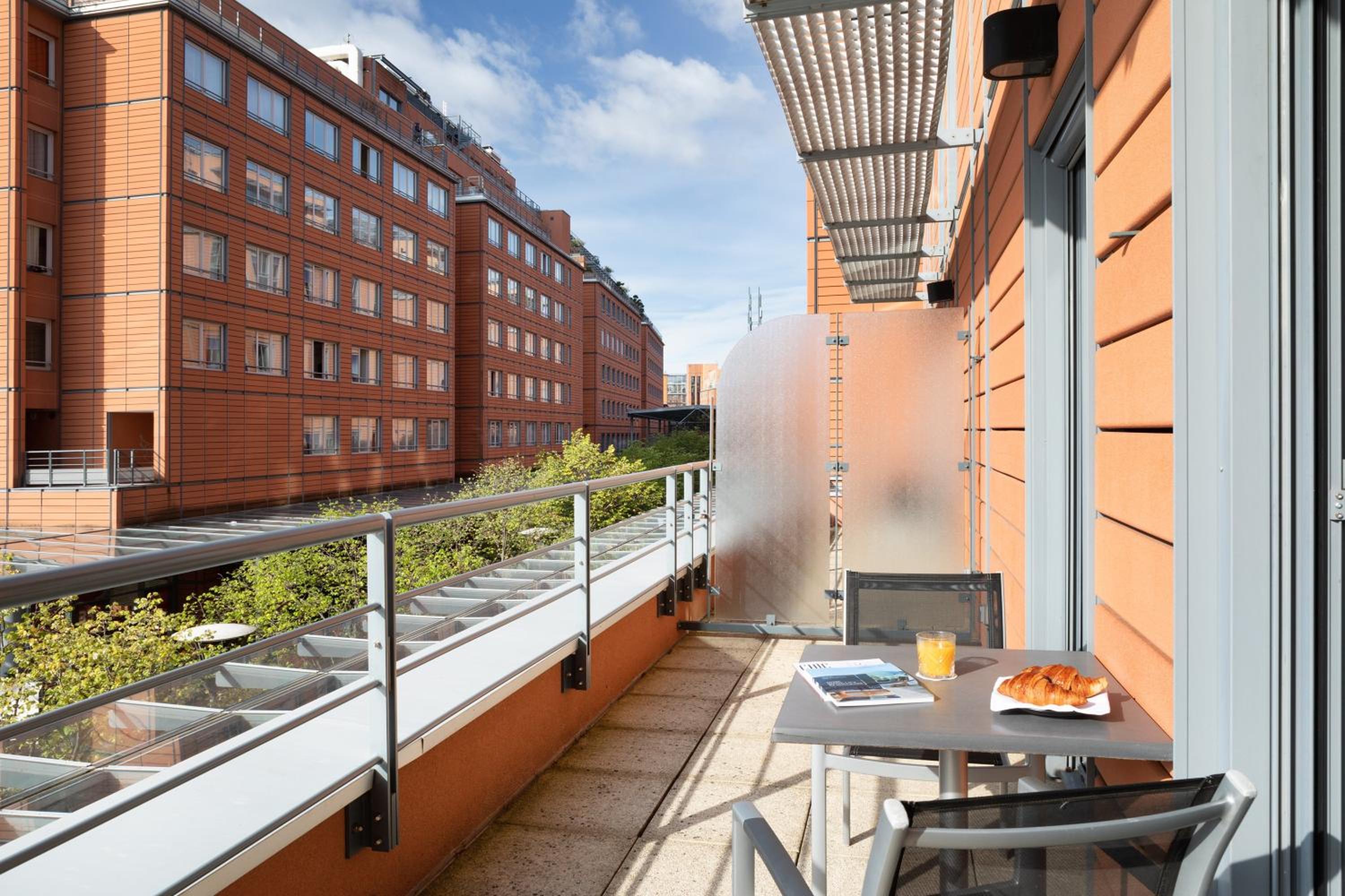 Premium King Room with Balcony - Photo 7