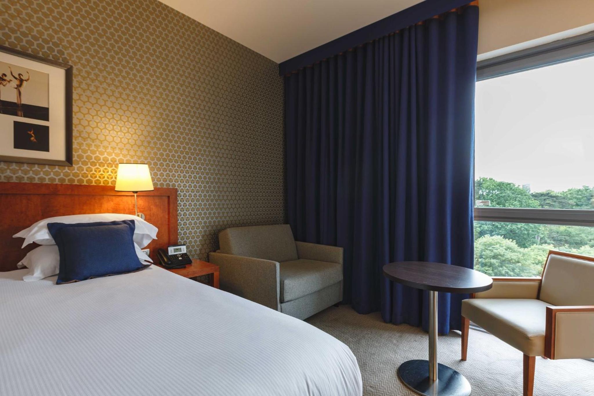 Premium King Room with Sofa Bed - Photo 7