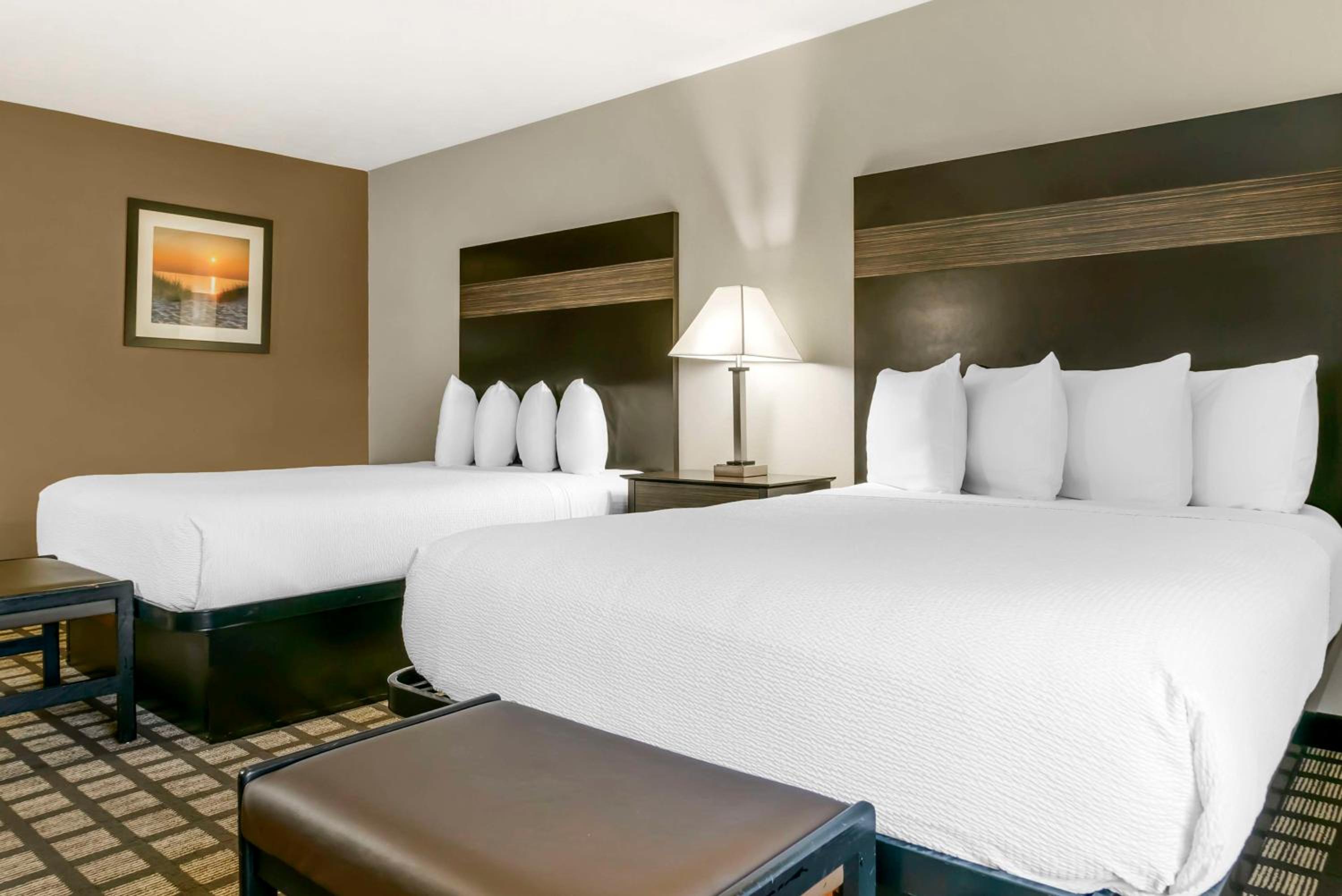 Queen Room with Two Queen Beds and Courtyard Access - Exterior Entrance/Non-Smoking photo 1