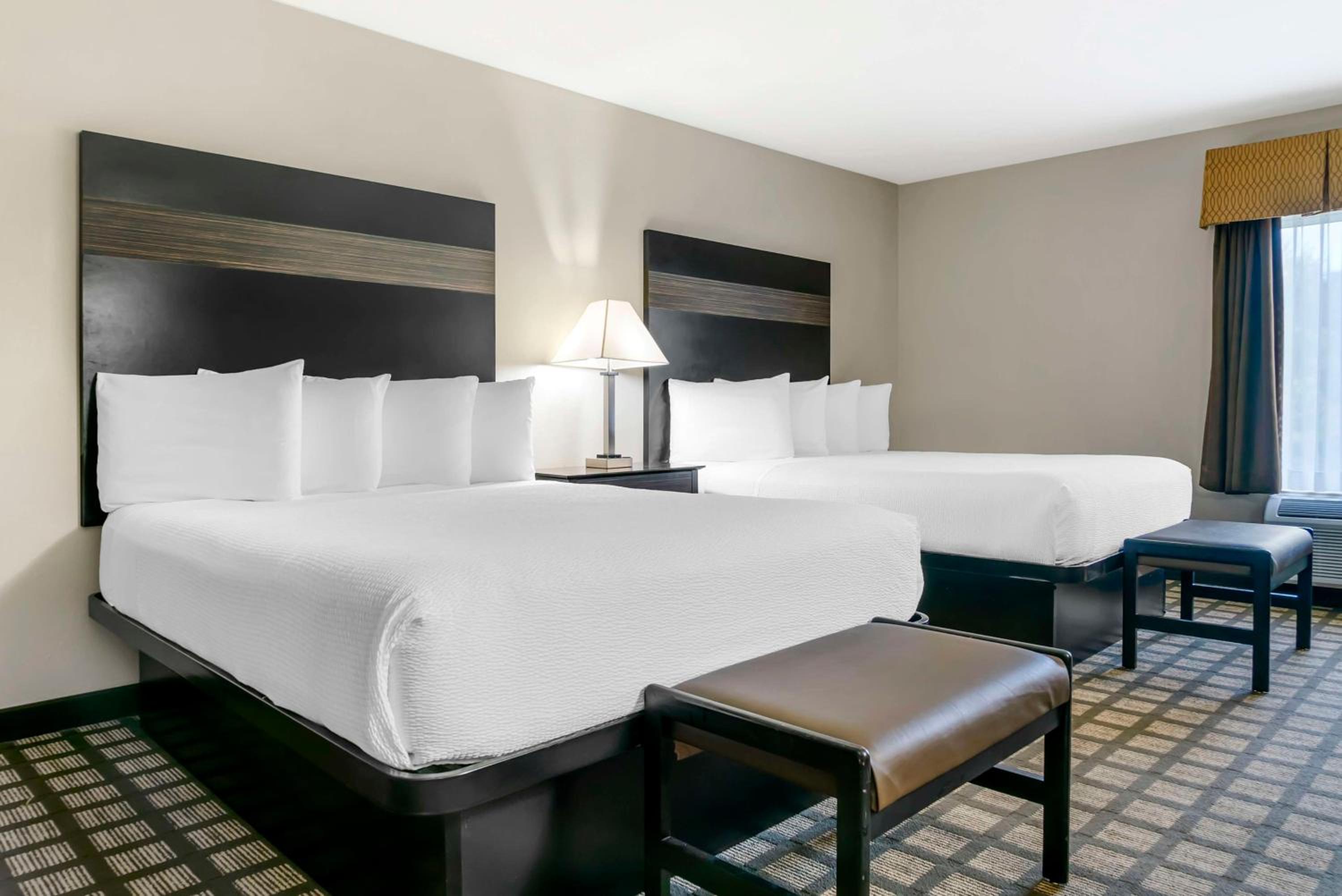 Queen Room with Two Queen Beds and Courtyard Access - Exterior Entrance/Non-Smoking photo 3