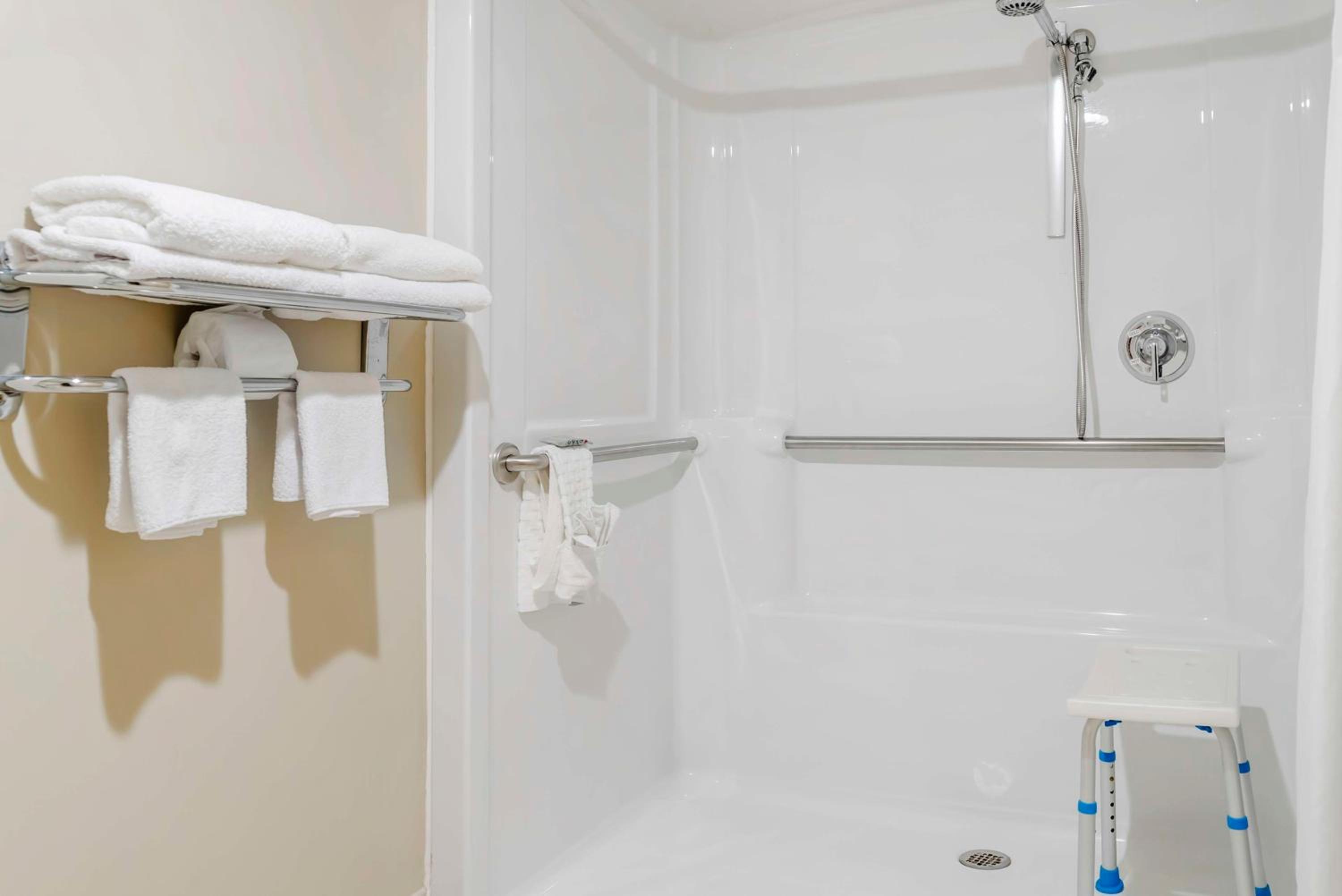 Queen Room with Two Queen Beds, Bath Tub and Courtyard Access - Exterior Entrance/Disability Access/Non-Smoking photo 2