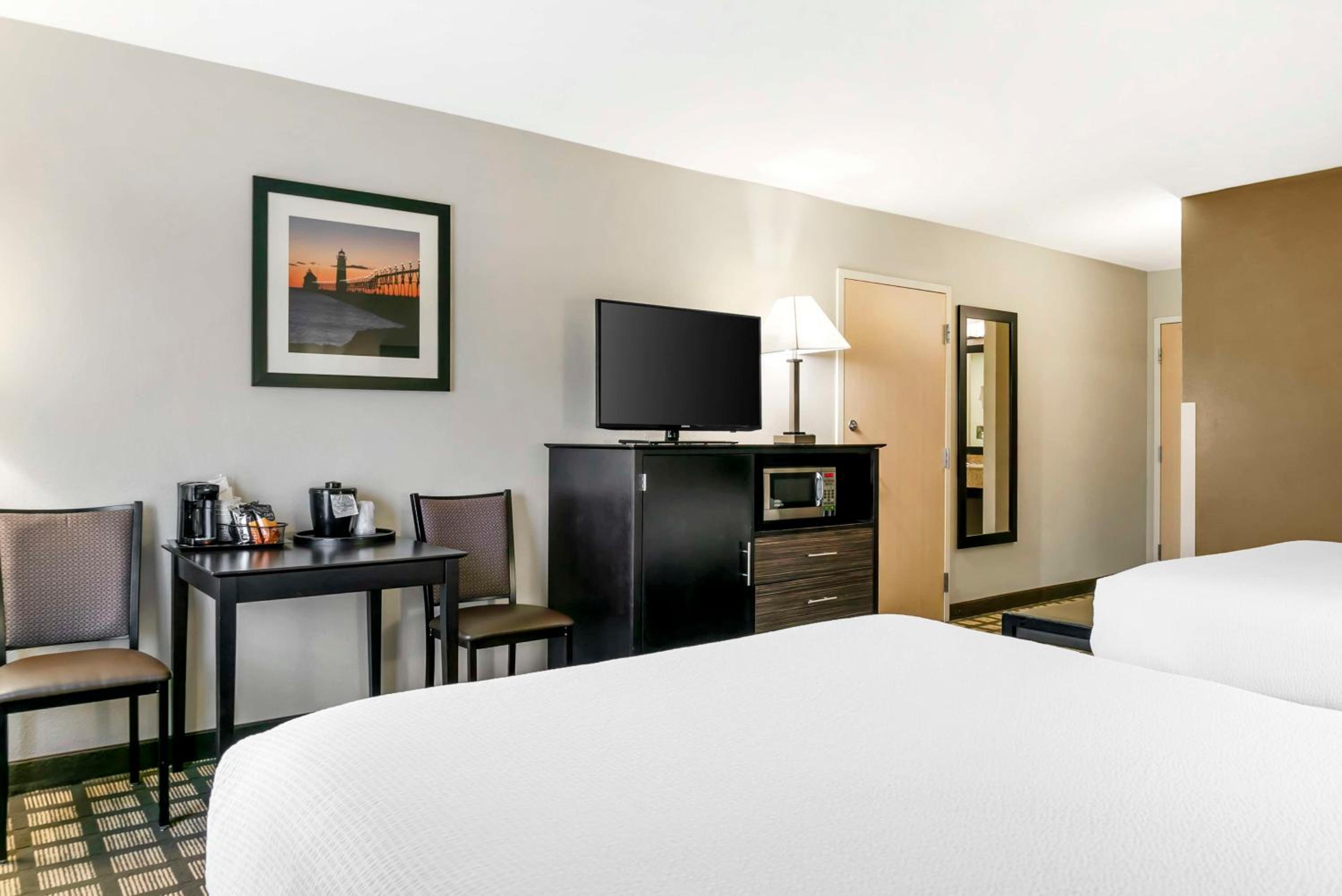 Queen Room with Two Queen Beds and Courtyard Access - Exterior Entrance/Non-Smoking photo 2