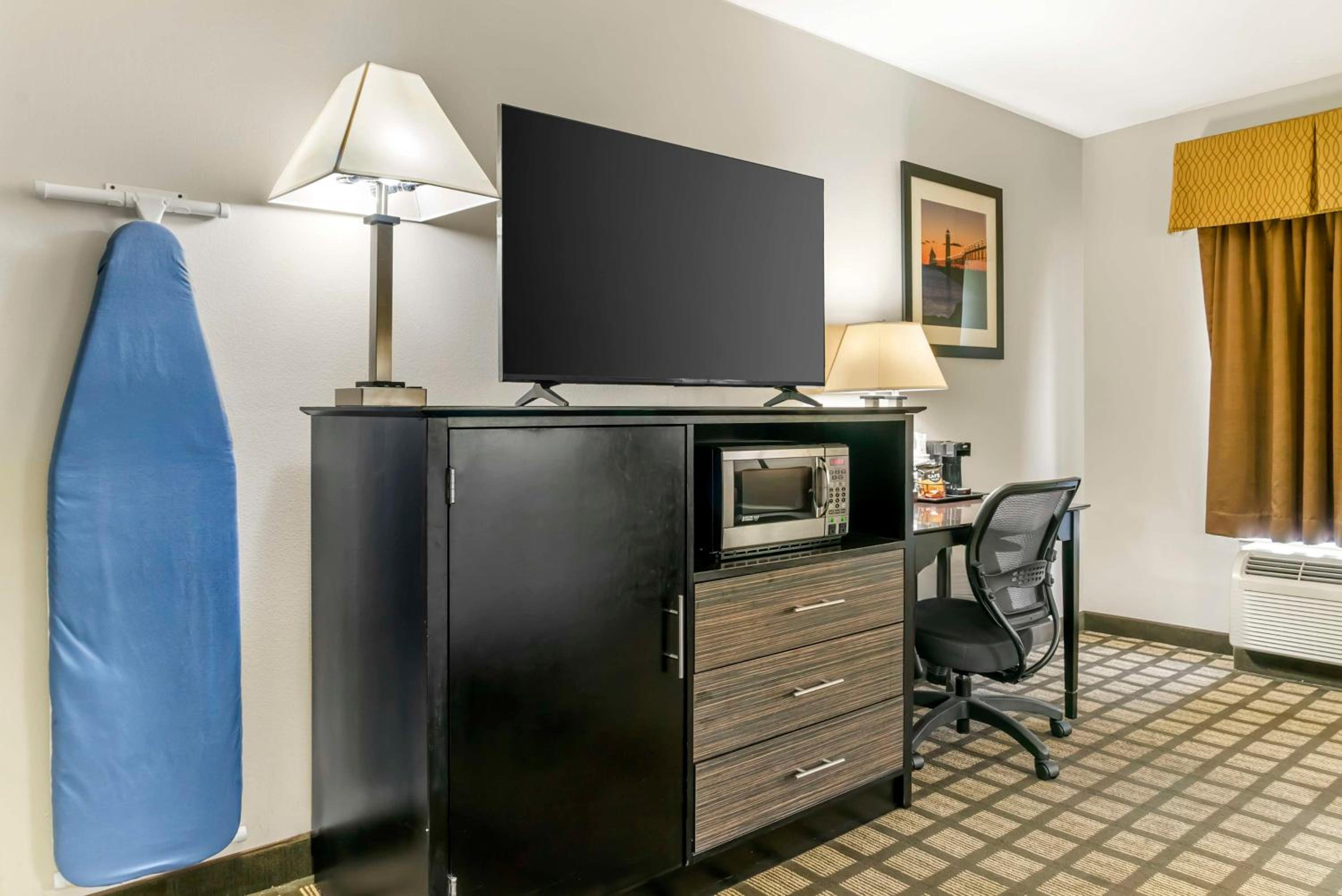 King Room with Roll-in Shower - Disability Access/Non-Smoking photo 3