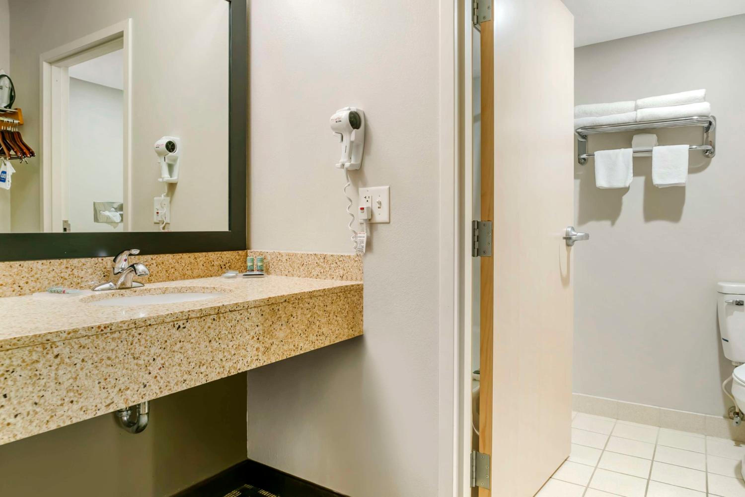 King Room with Bath Tub - Disability Access/Non-Smoking  photo 2