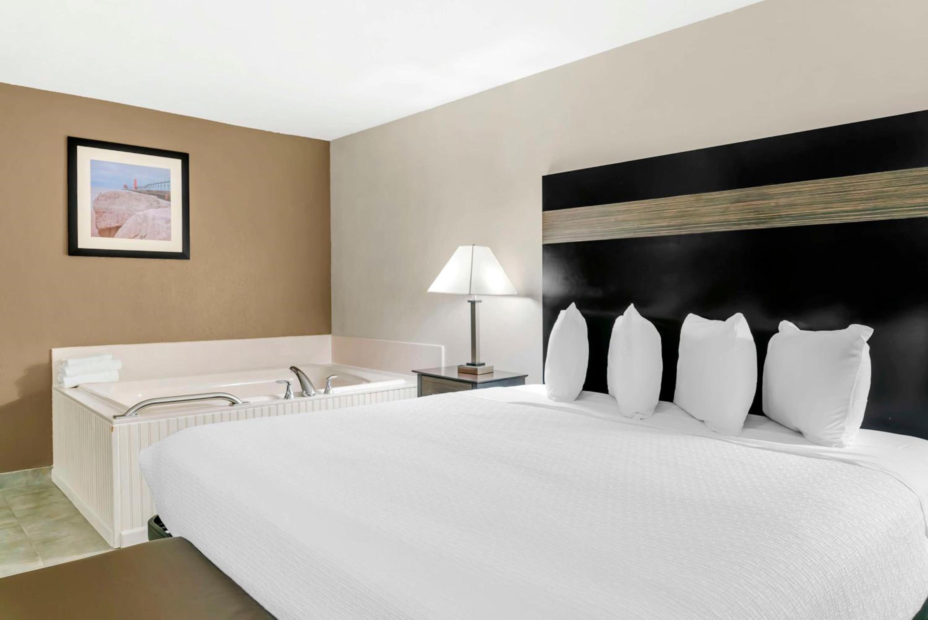 King Room with Spa Bath and Courtyard Access - Exterior Entrance/Non-Smoking