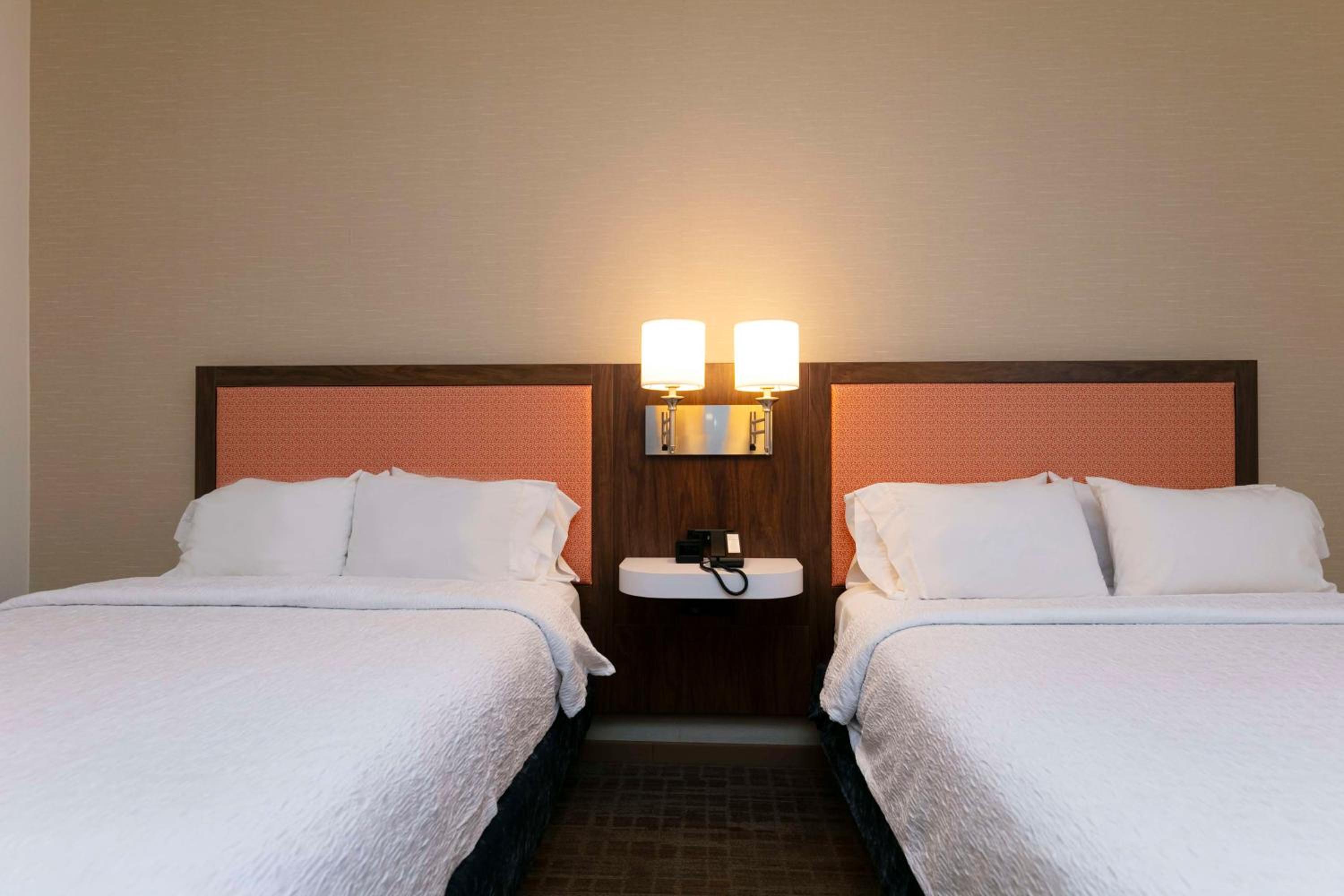 Double Room with Two Queen Beds and Bath Tub - Mobility Access - Photo 1