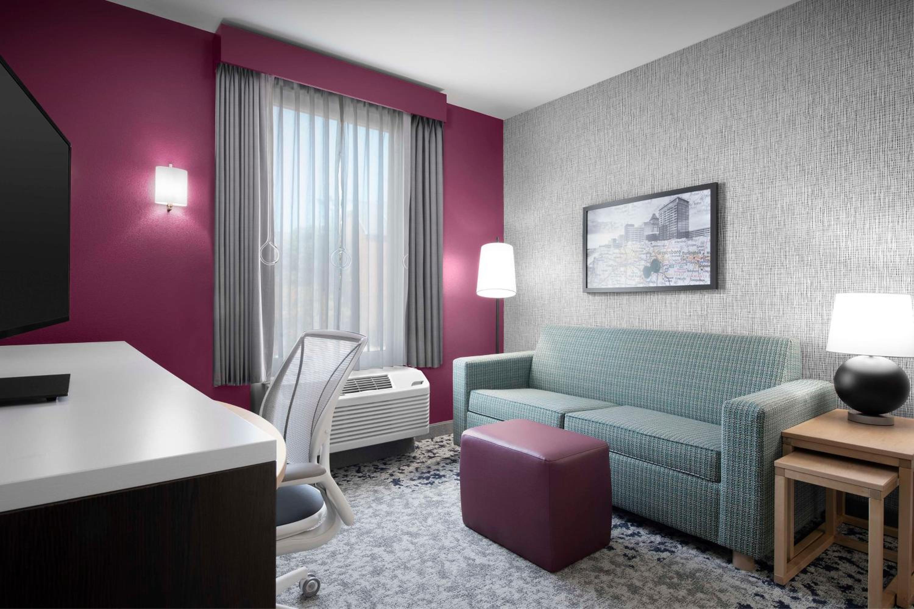 Queen Suite - Mobility and Hearing Access Tub/Non-Smoking photo 2