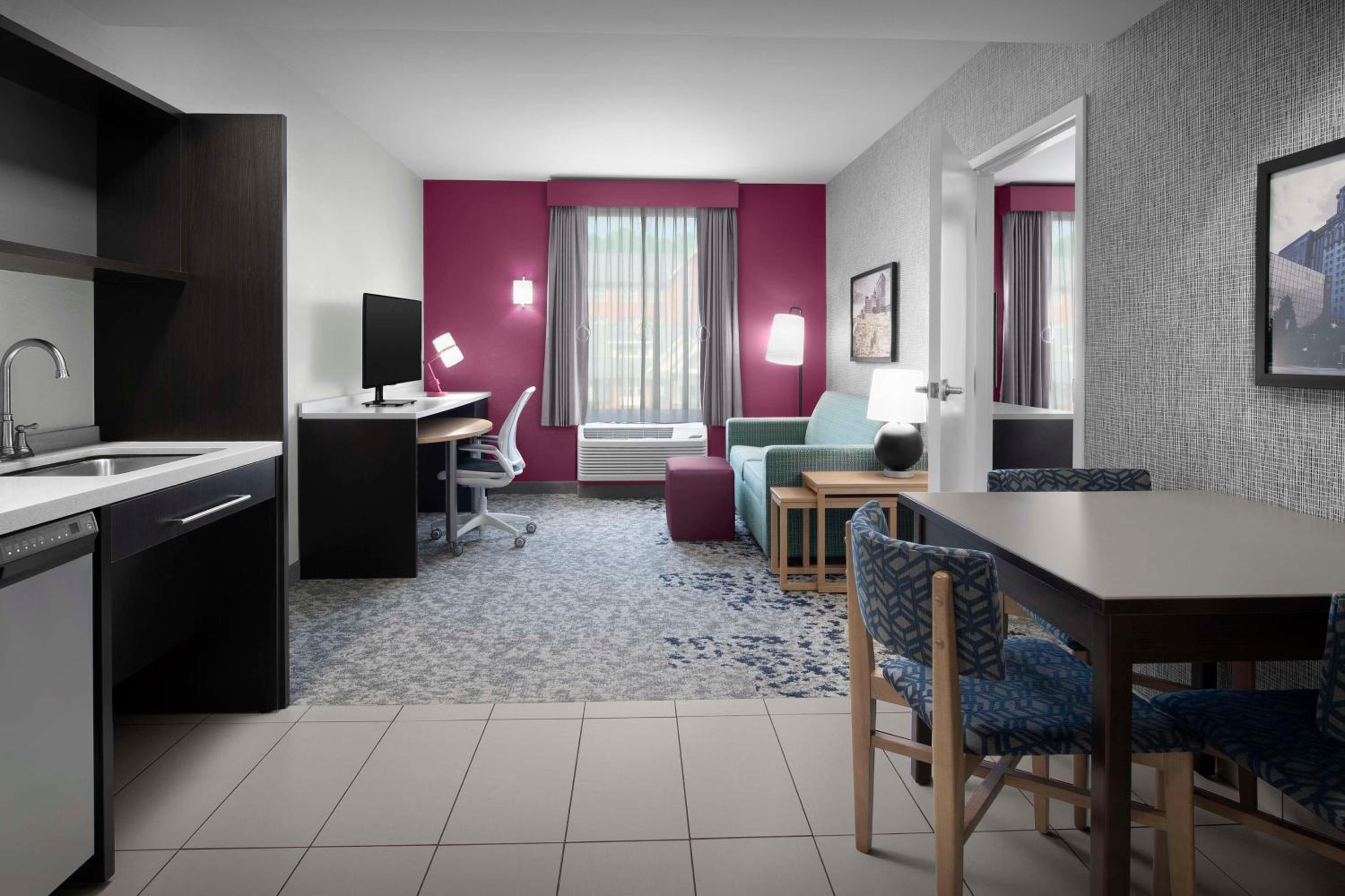 Queen Suite - Mobility and Hearing Access Tub/Non-Smoking photo 1