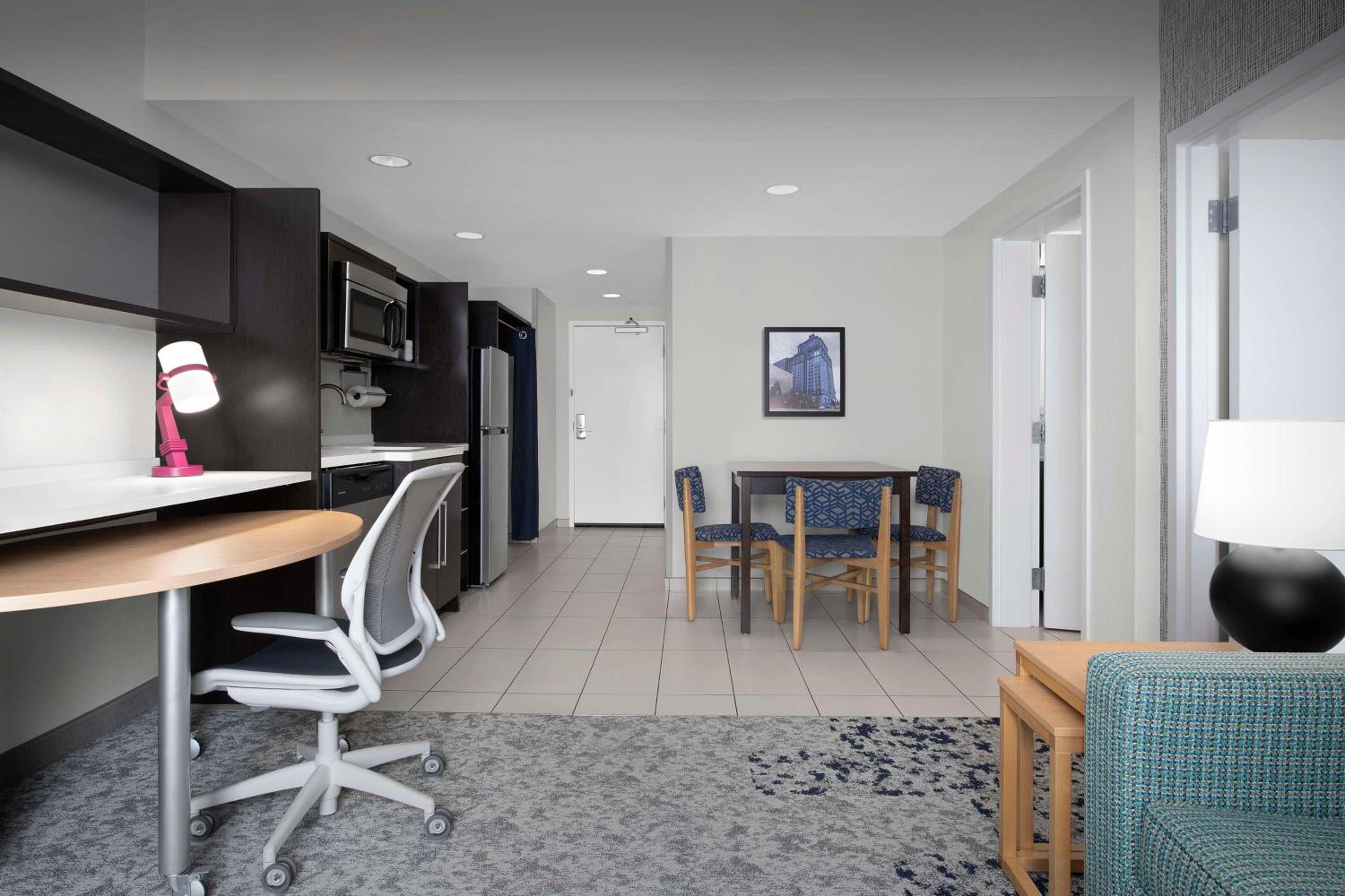 One-Bedroom Queen Suite - Non-Smoking photo 2