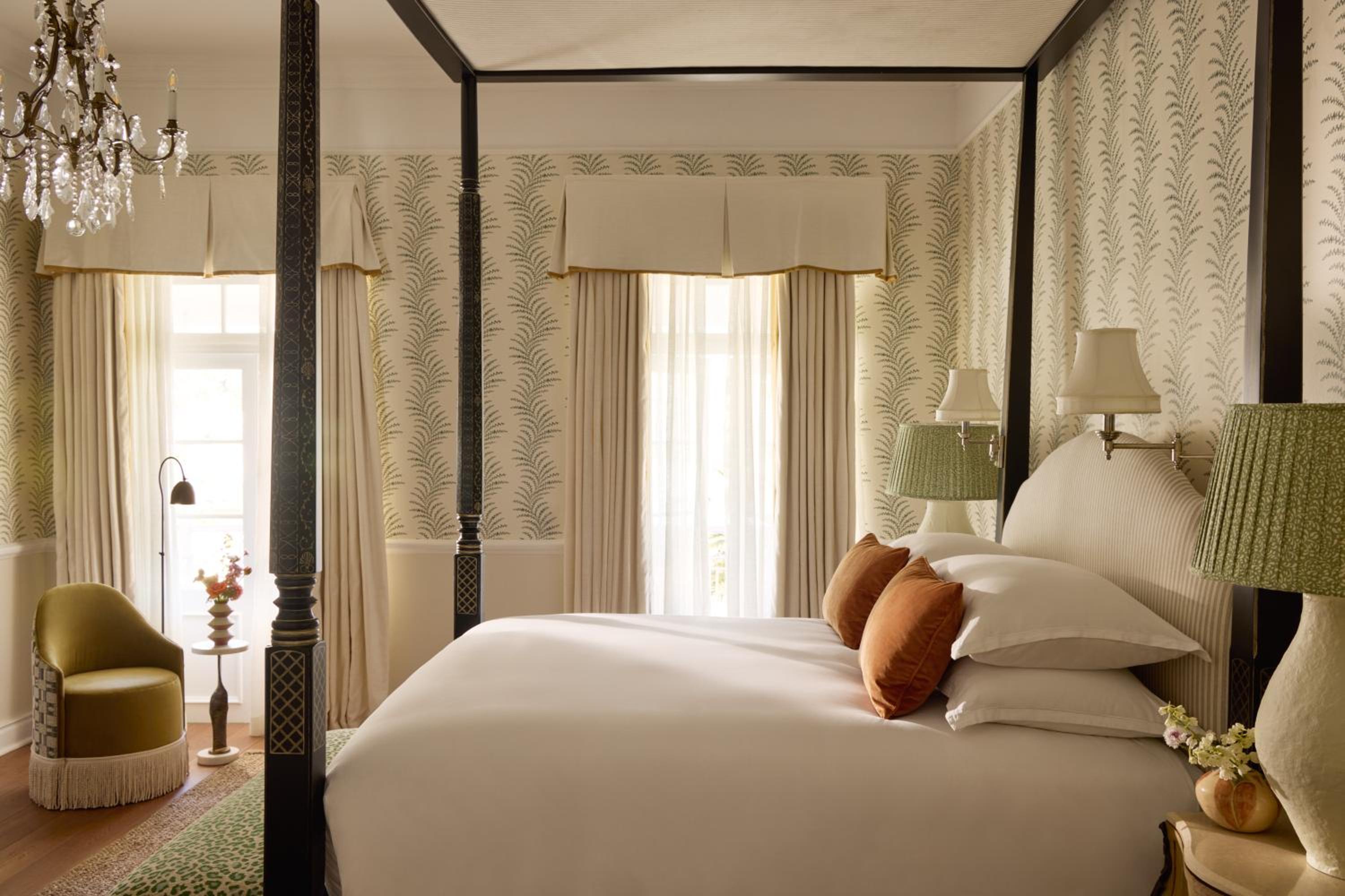 Suite - Photo 1