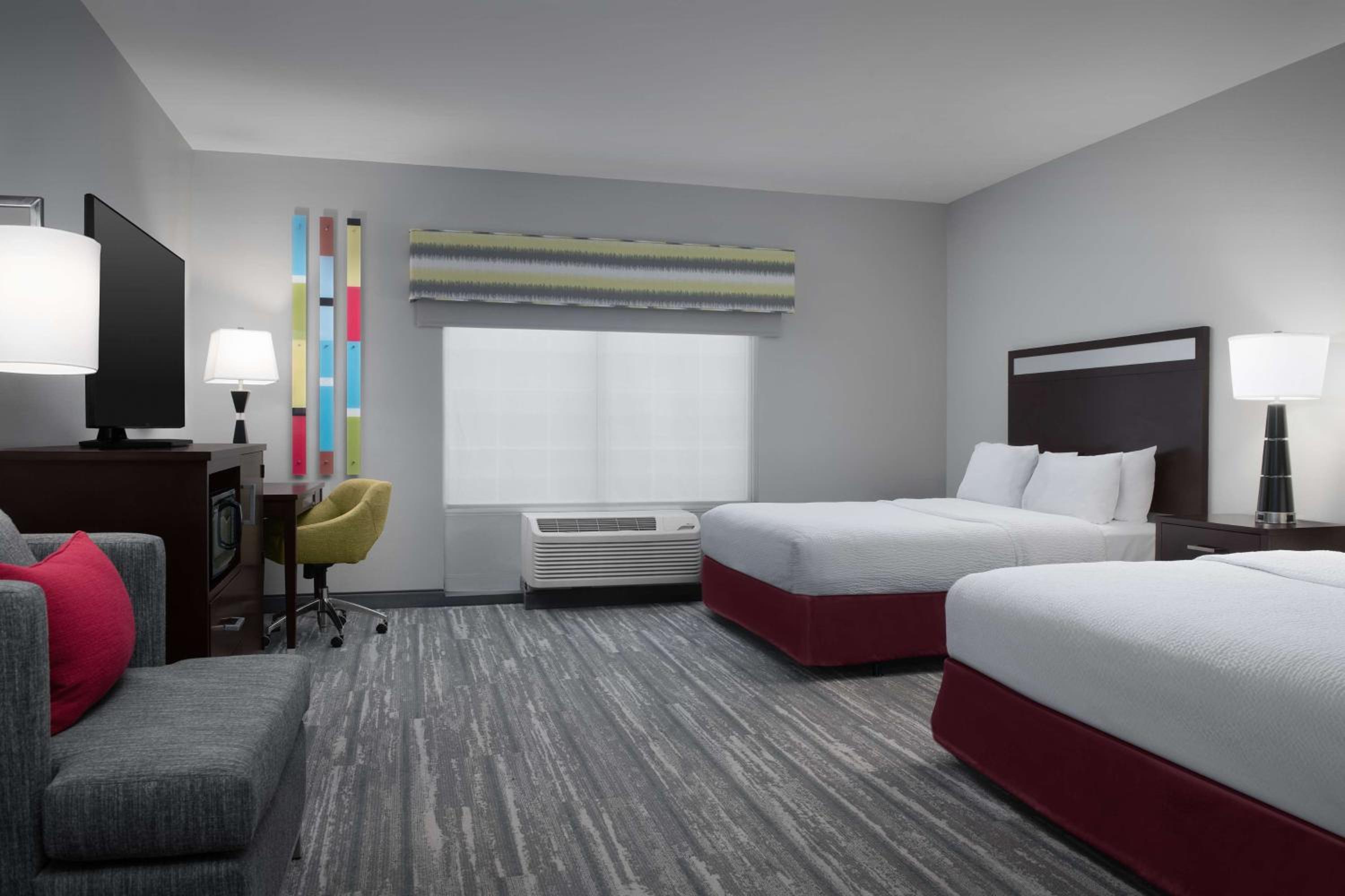 Queen Room with Two Queen Beds - Mobility Access/Non-Smoking photo 2