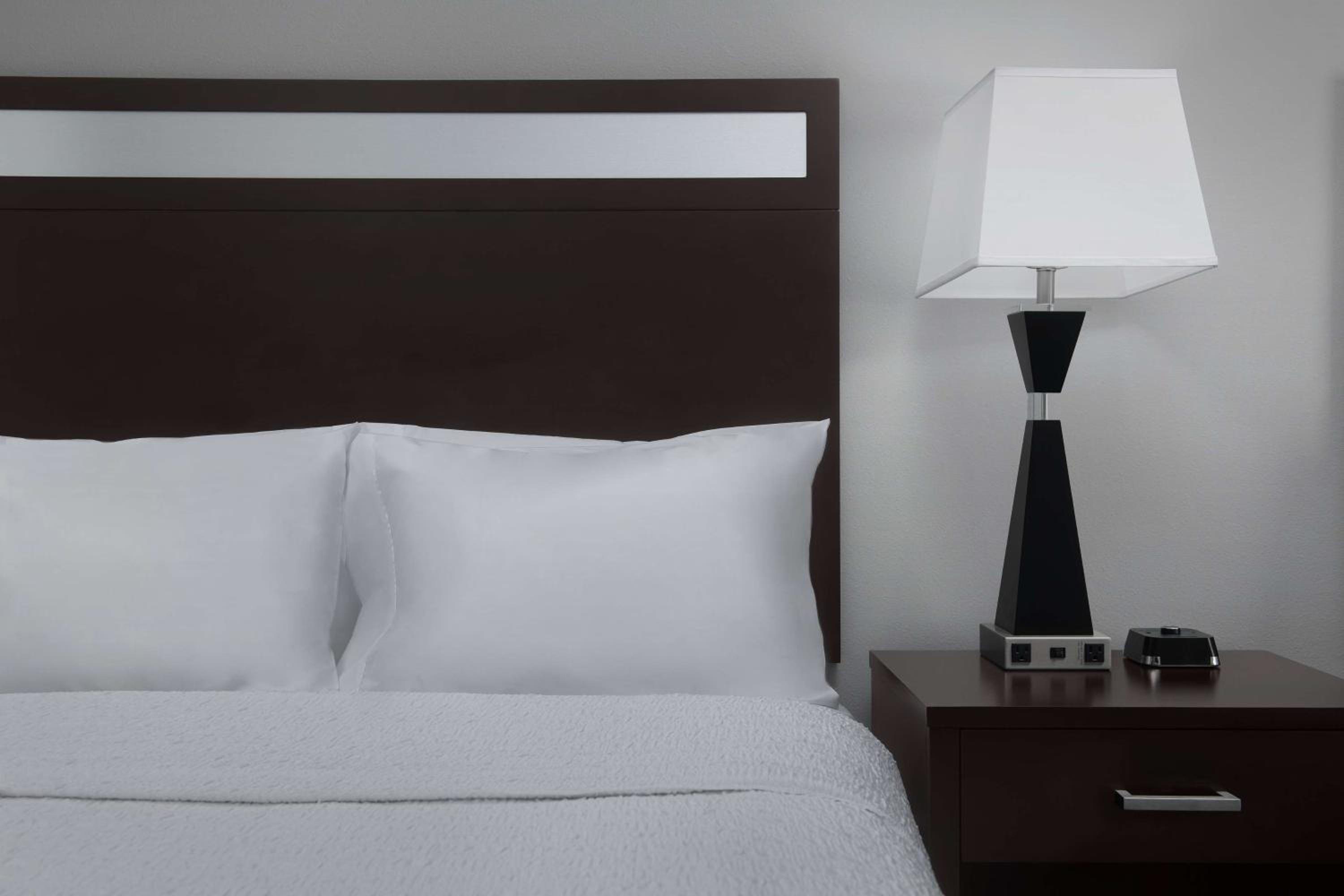 Queen Room with Two Queen Beds - Hearing Access/Non-Smoking photo 1
