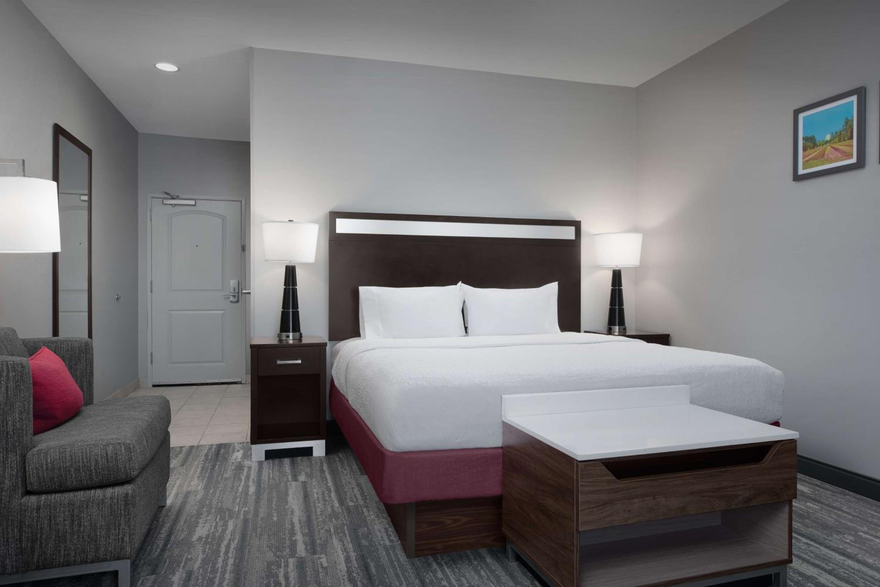 King Room with King Bed - Non-Smoking photo 3