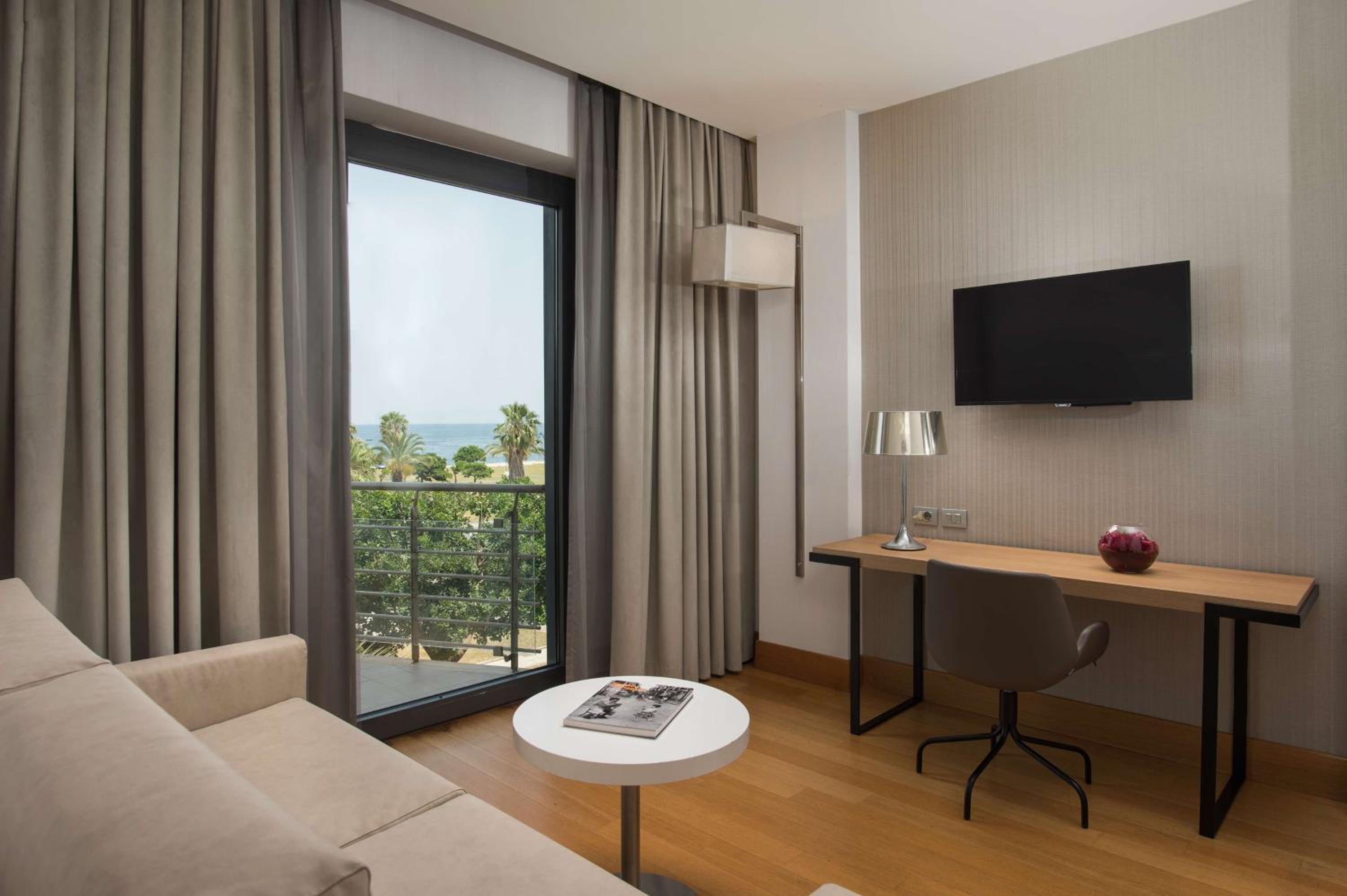 Junior Suite with View thumbnail 5