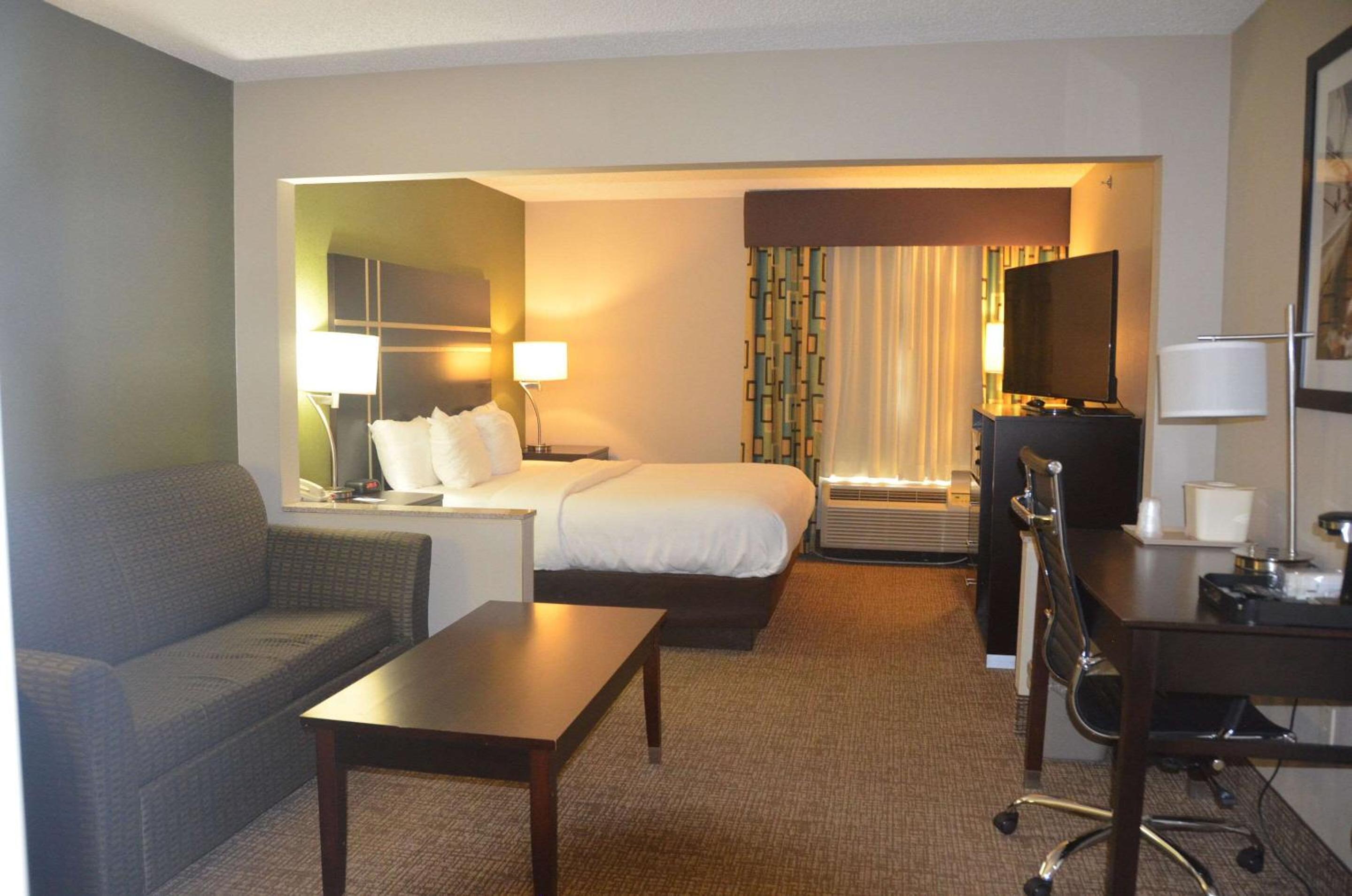 King Suite - Non-Smoking - Photo 1