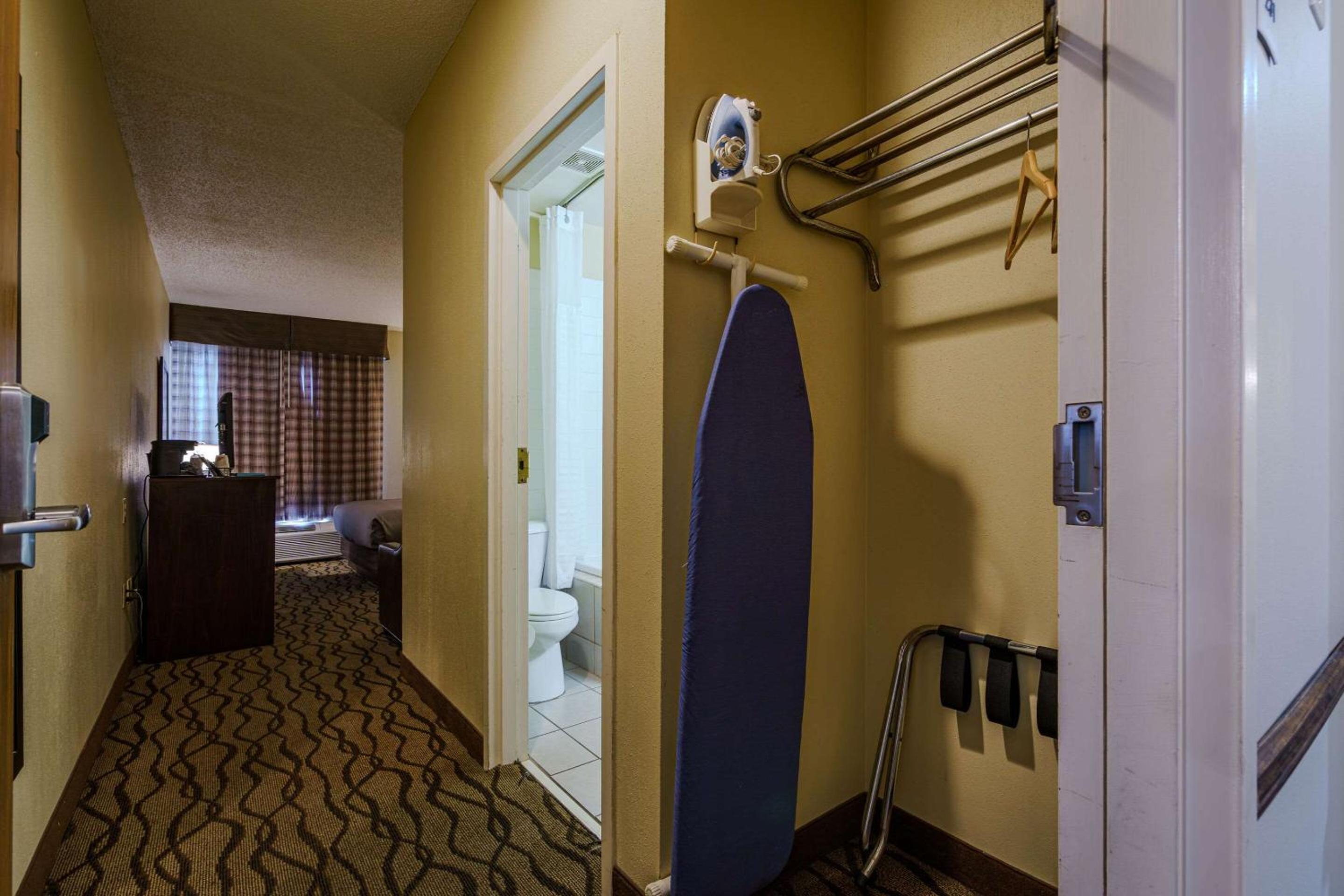 King Room with Whirlpool - Non-Smoking photo 1