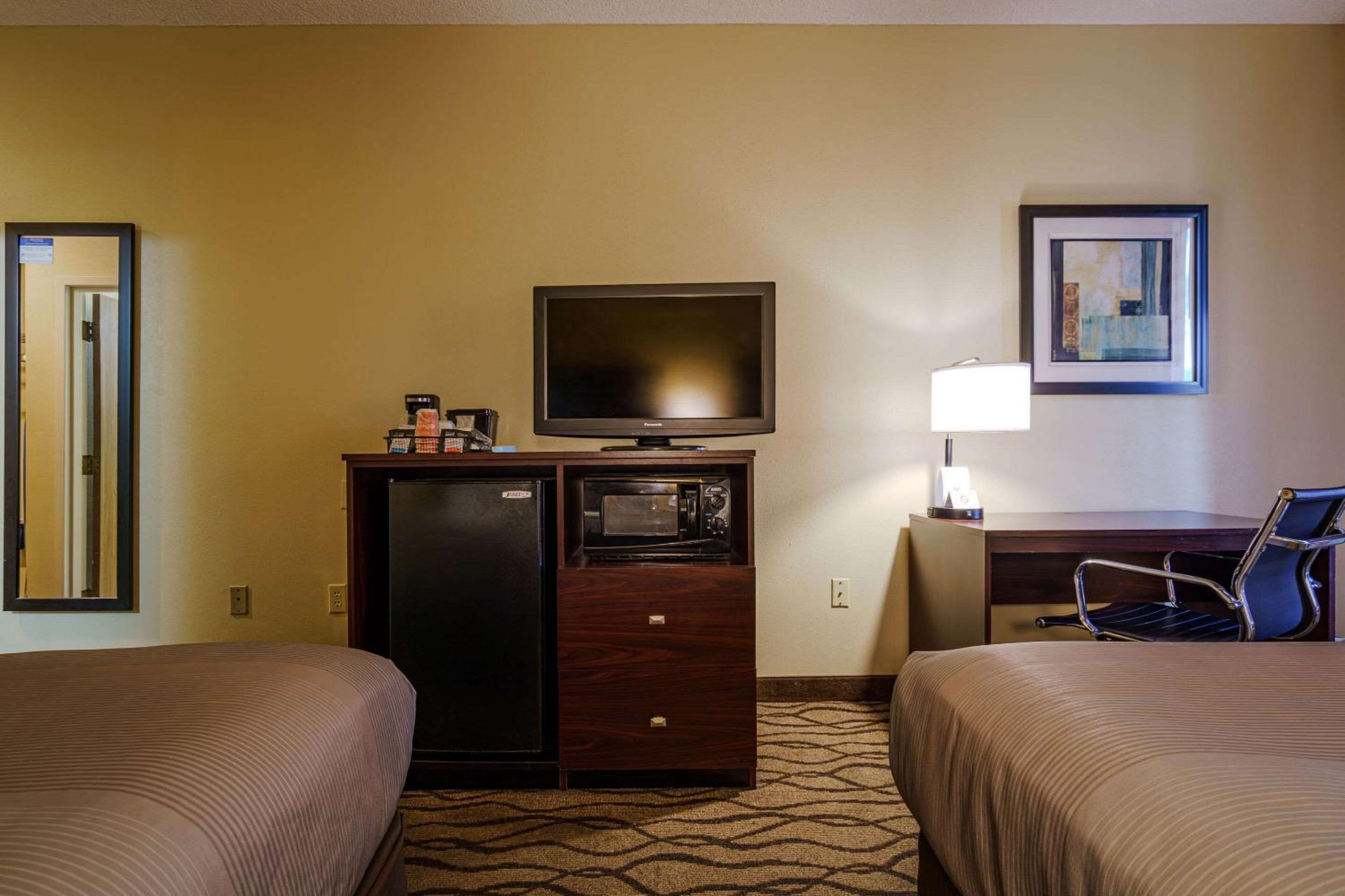 Queen Room with Two Queen Beds - Non-Smoking - Photo 4