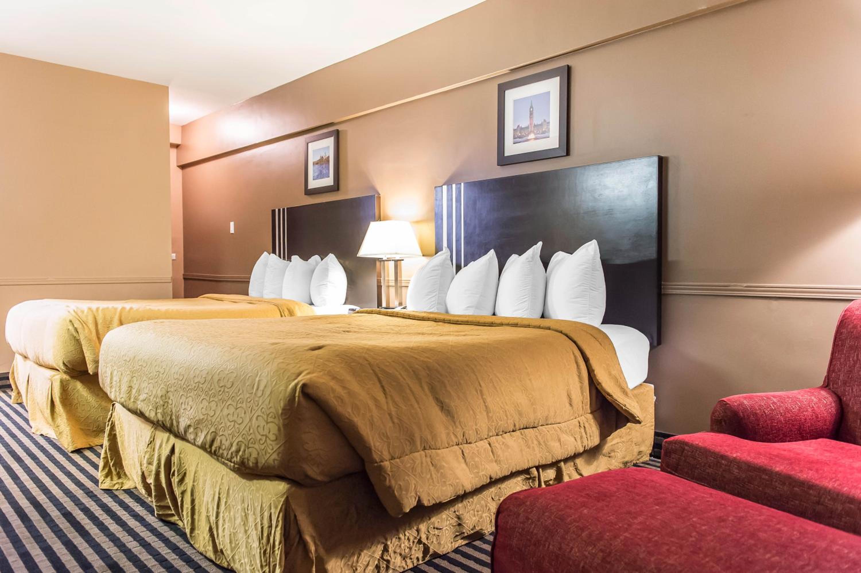 Standard Queen Room with Two Queen Beds - Non-Smoking - Photo 7