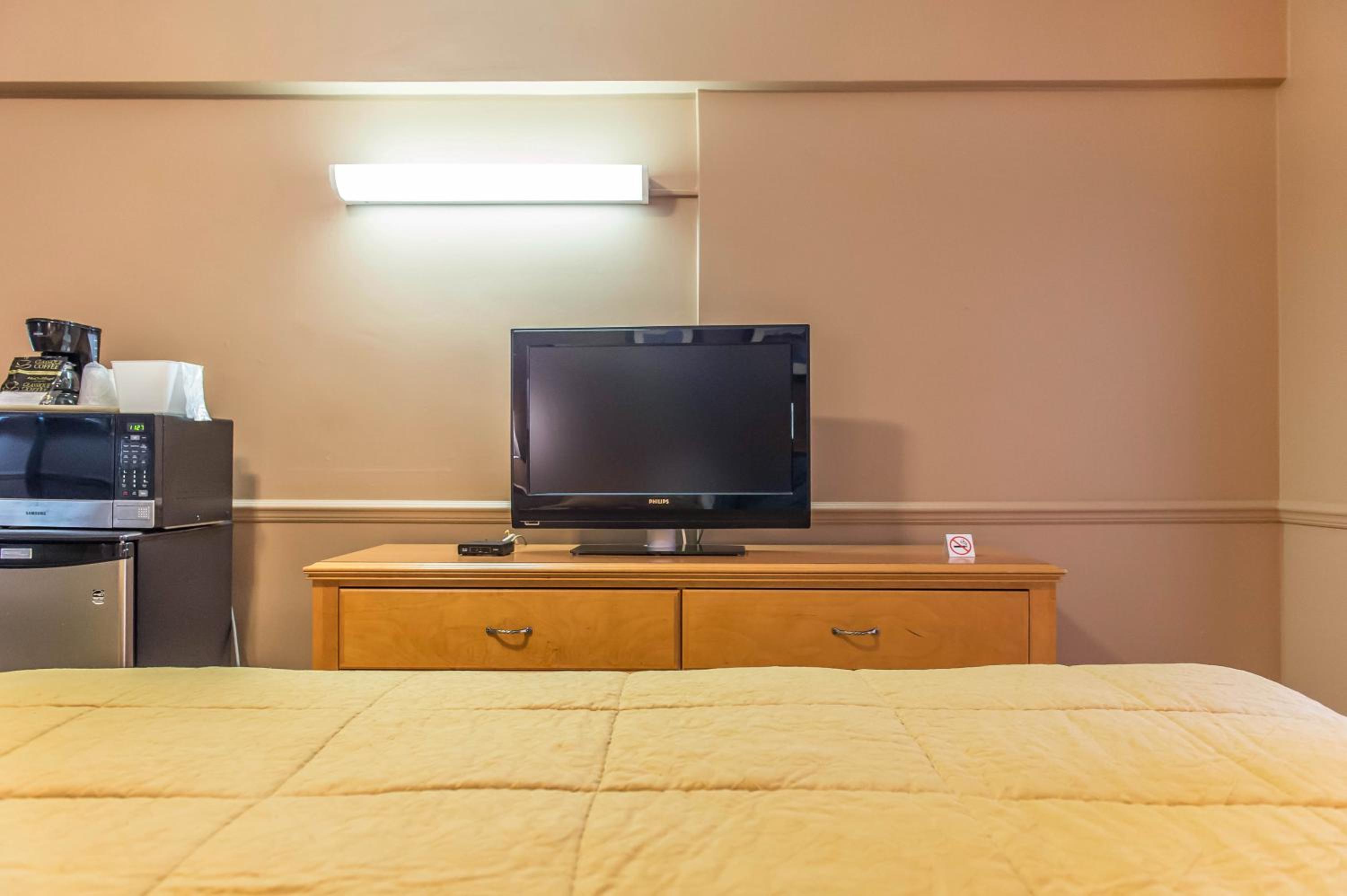Standard Queen Room with Two Queen Beds - Non-Smoking - Photo 8