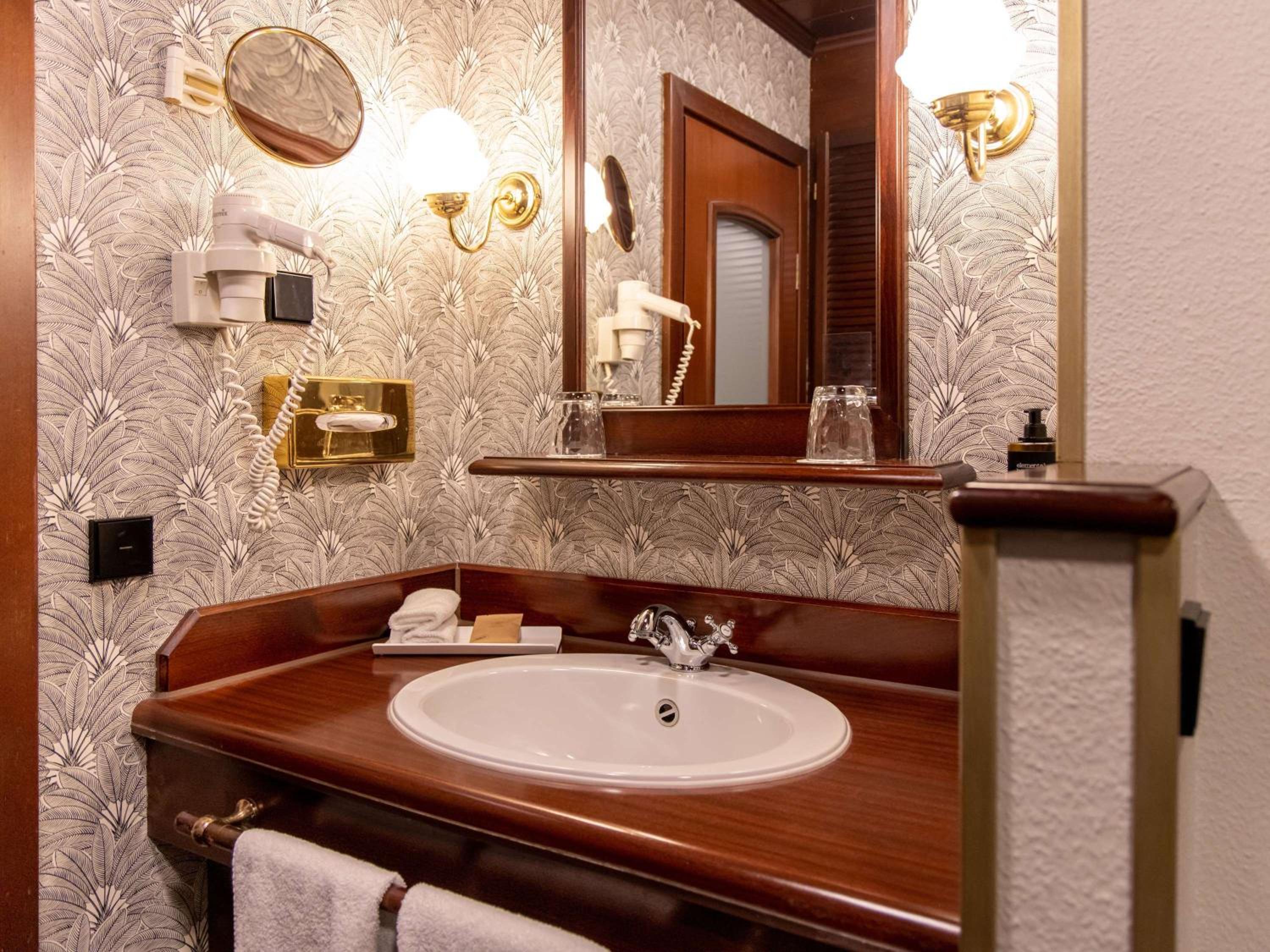 Standard Twin Room - Photo 10