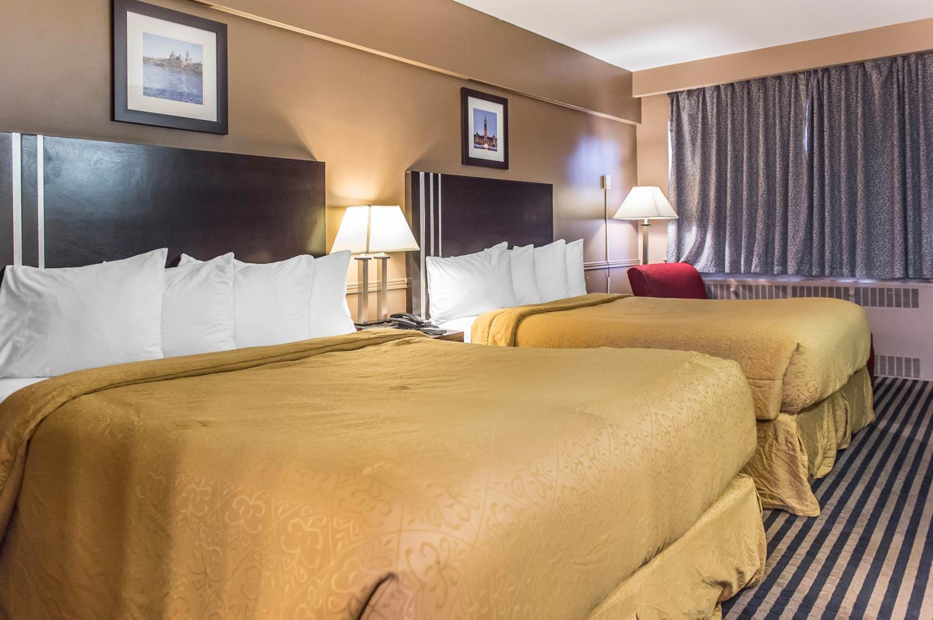 Standard Queen Room with Two Queen Beds - Non-Smoking - Photo 5