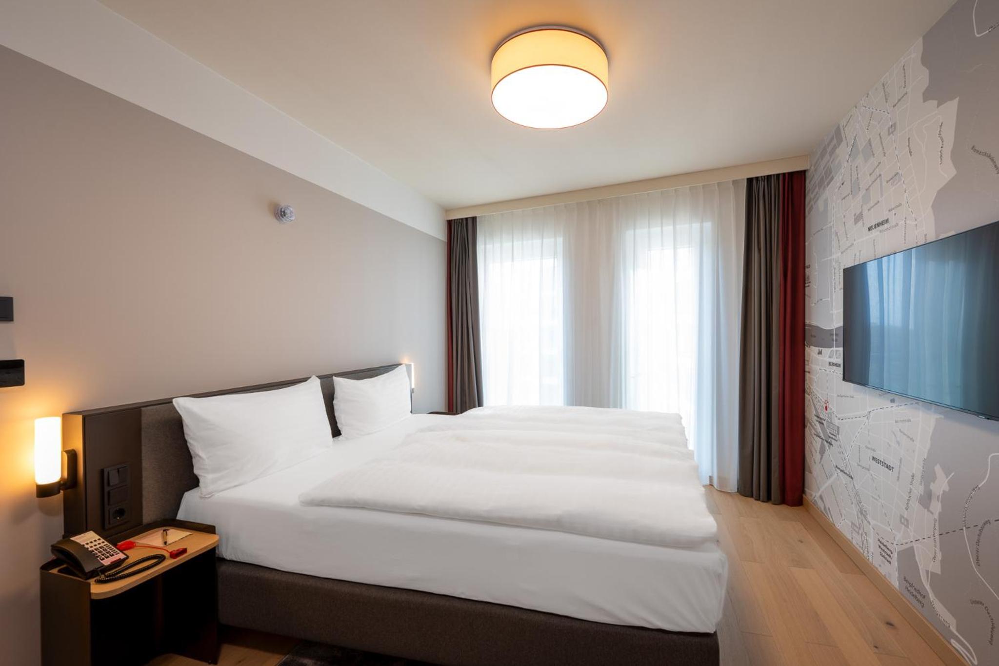 Business Queen Room - Disability Access photo 1