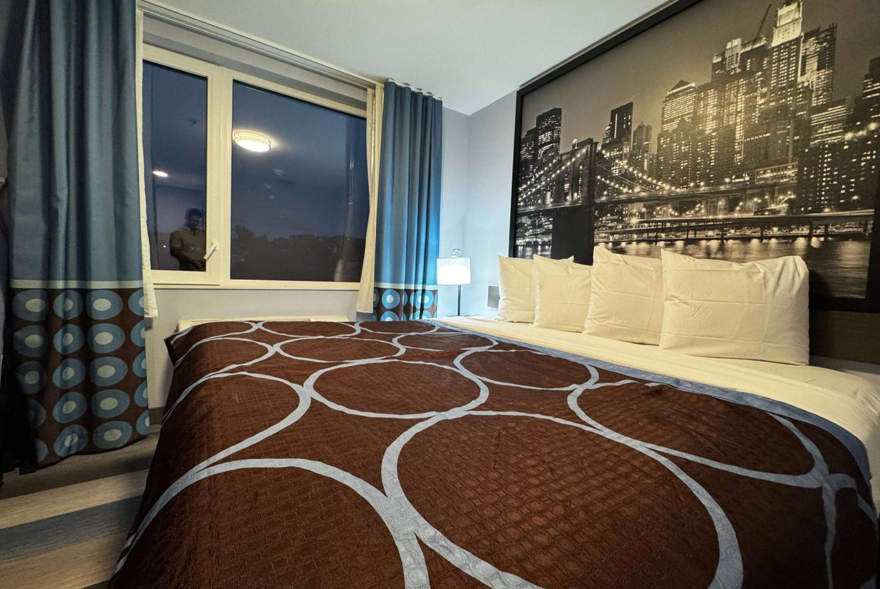 King Room with Roll-in Shower - Mobility Access/Non-Smoking - Photo 1