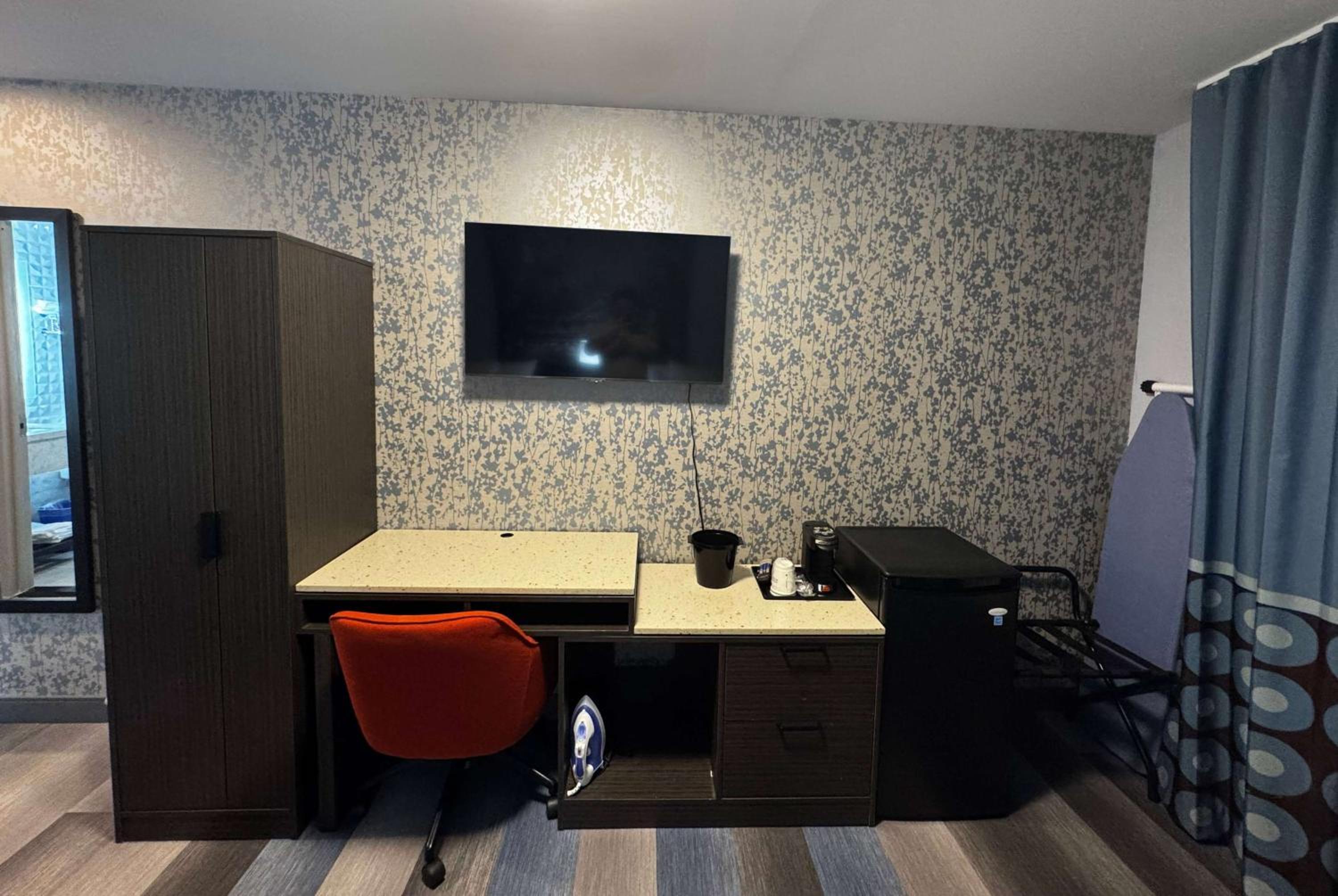 King Room with Roll-in Shower - Mobility Access/Non-Smoking - Photo 2