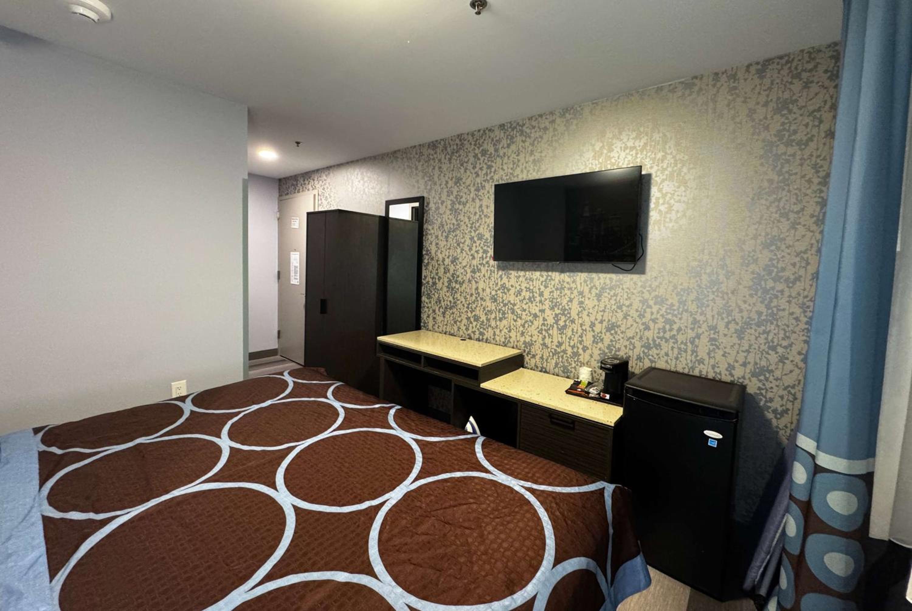 King Room with Roll-in Shower - Mobility Access/Non-Smoking - Photo 3