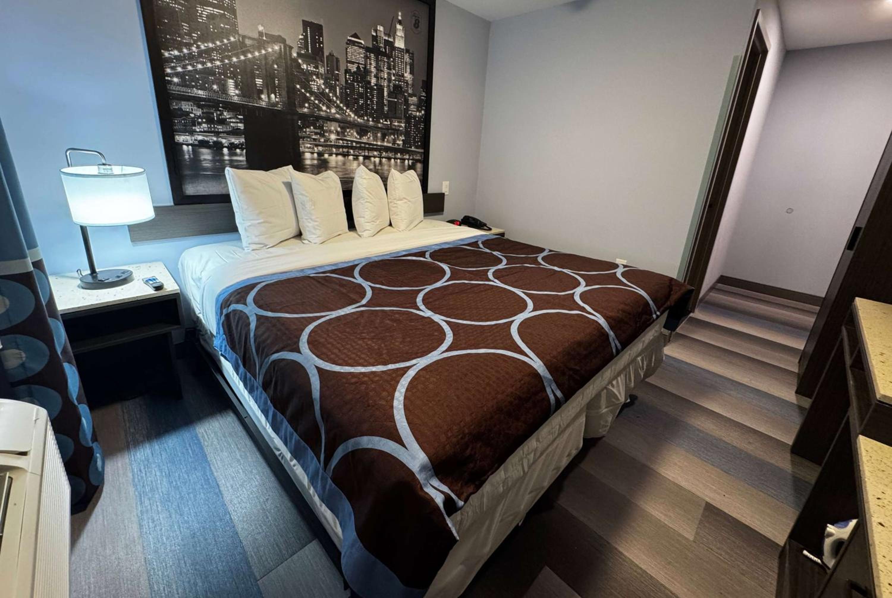 King Room with Roll-in Shower - Mobility Access/Non-Smoking - Photo 4