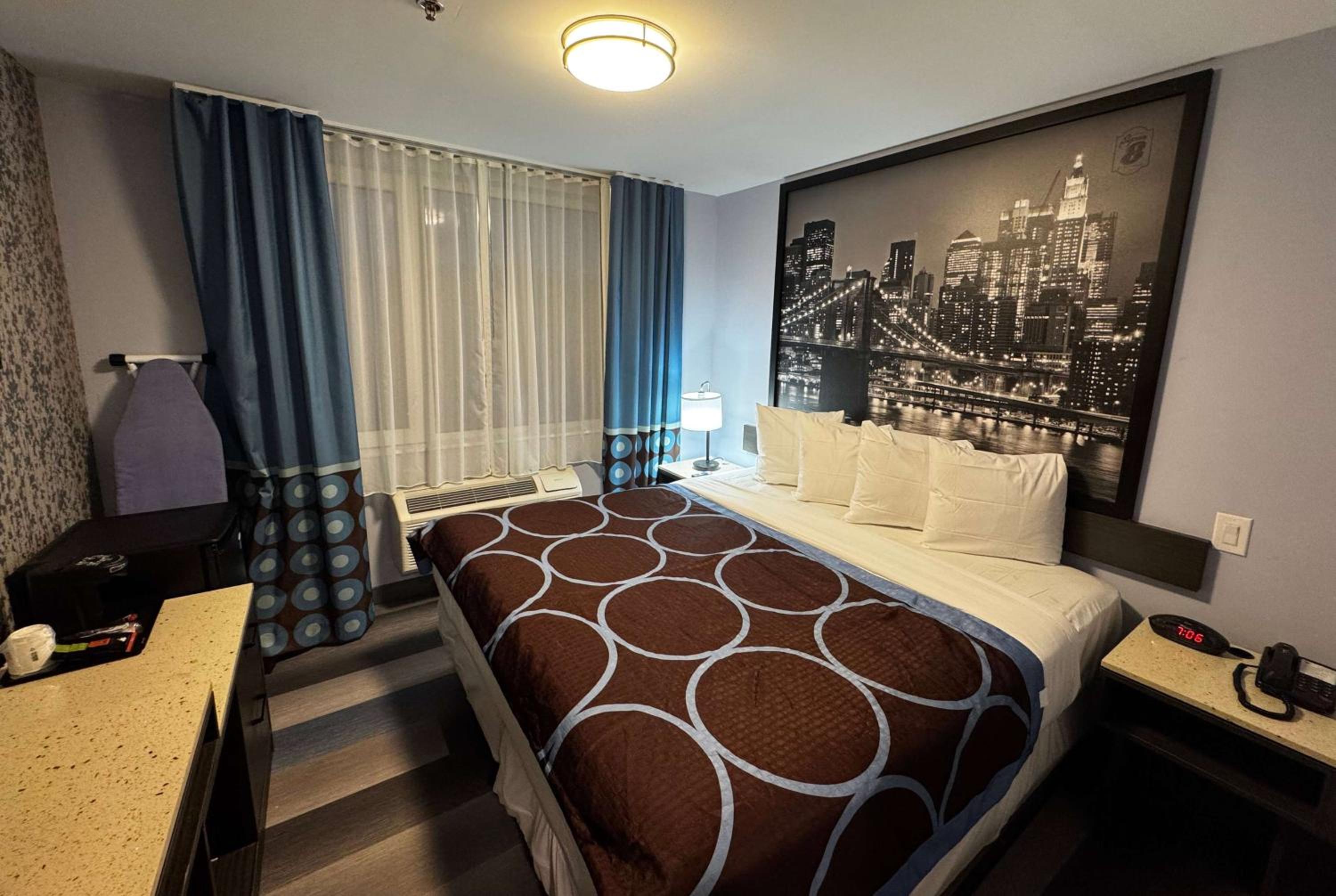 King Room with Roll-in Shower - Mobility Access/Non-Smoking - Photo 5