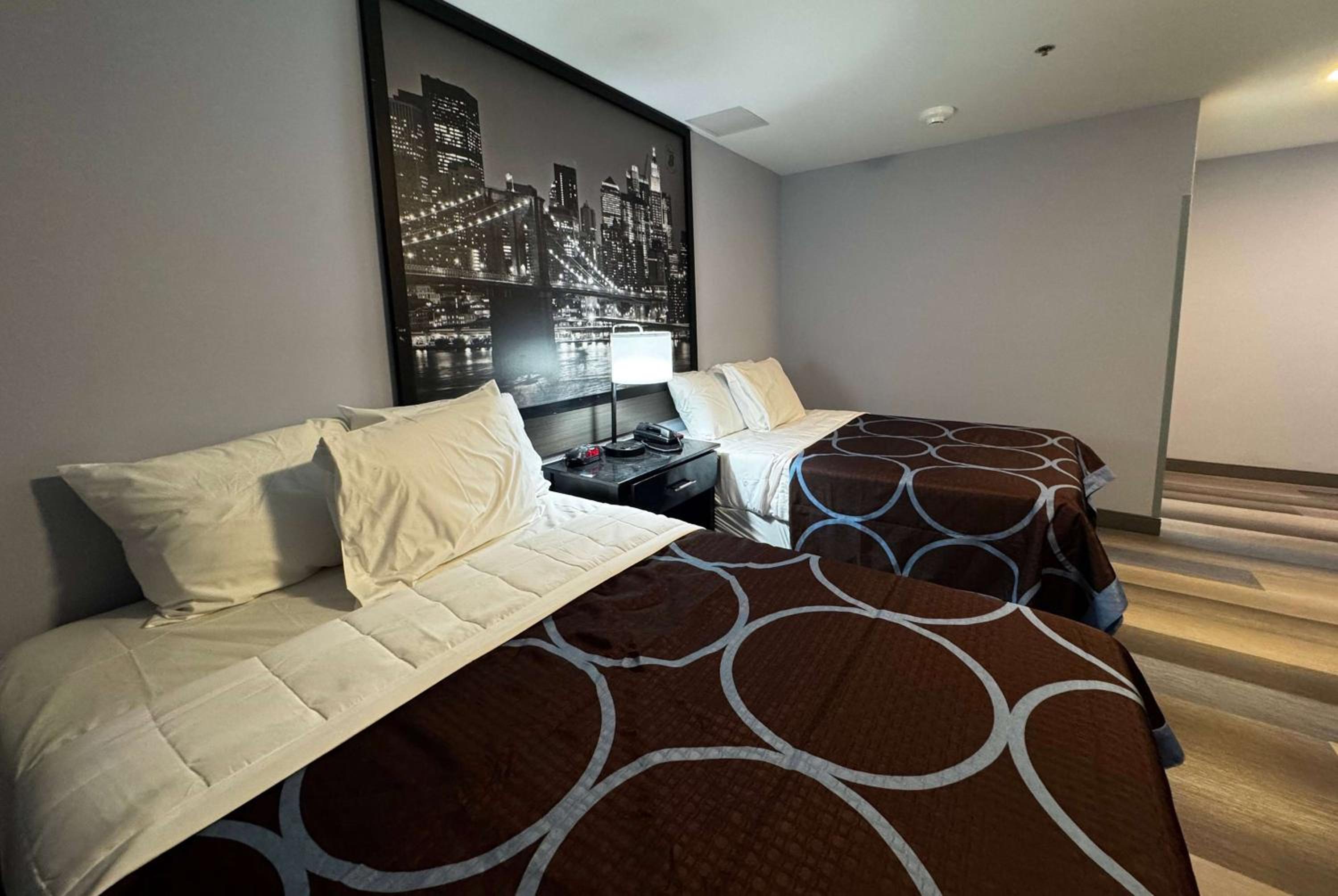 Double Room with Two Double Beds and Roll-in Shower - Mobility Access/Non-Smoking - Photo 2