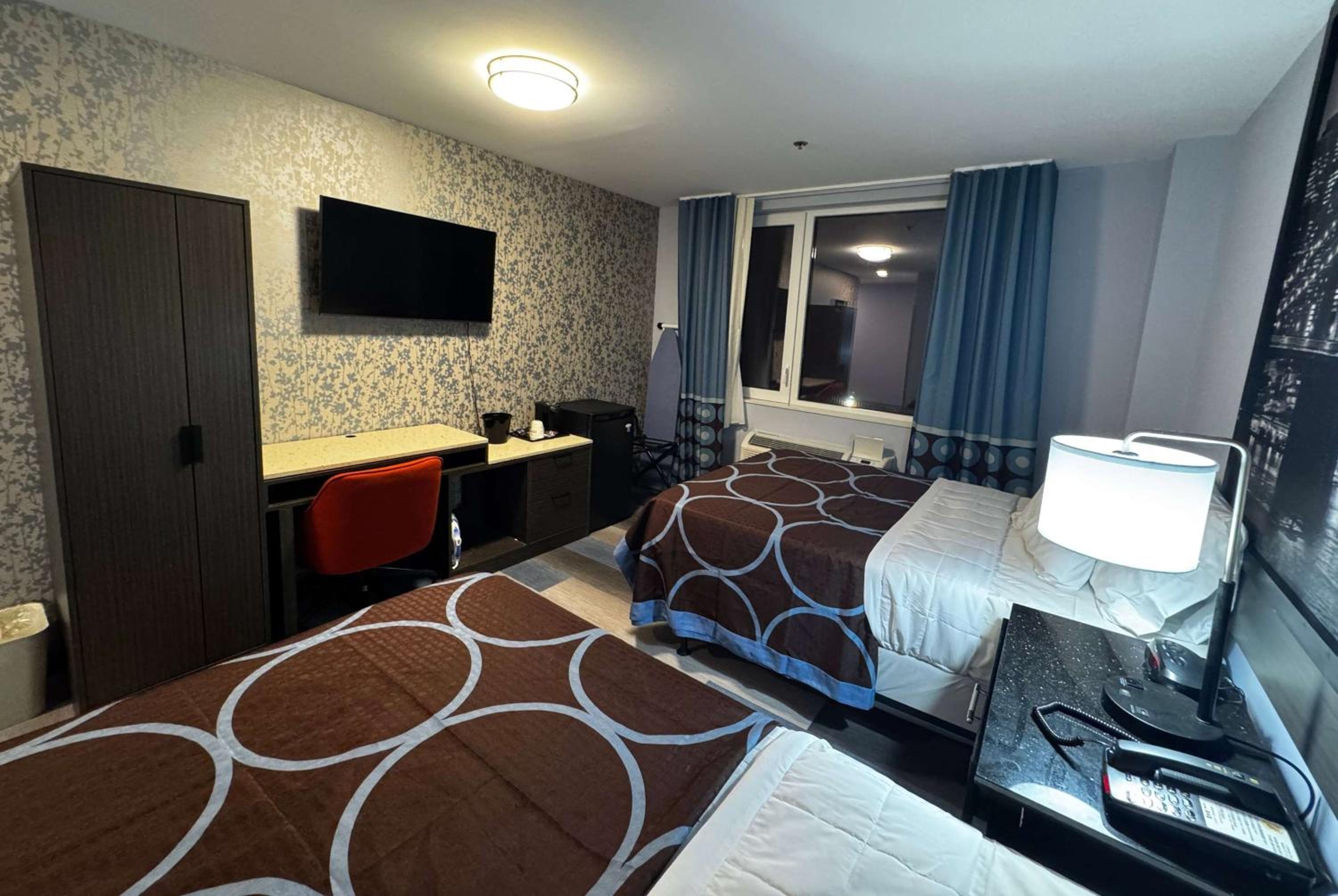 Double Room with Two Double Beds and Roll-in Shower - Mobility Access/Non-Smoking - Photo 1