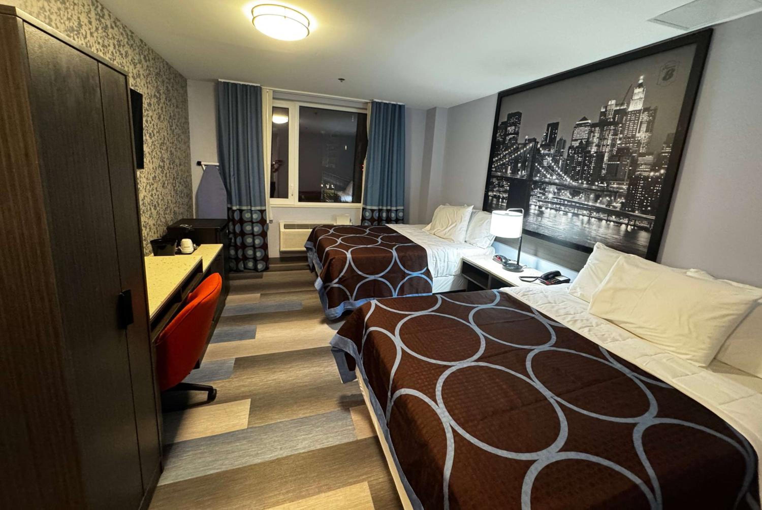 Double Room with Two Double Beds and Roll-in Shower - Mobility Access/Non-Smoking - Photo 4