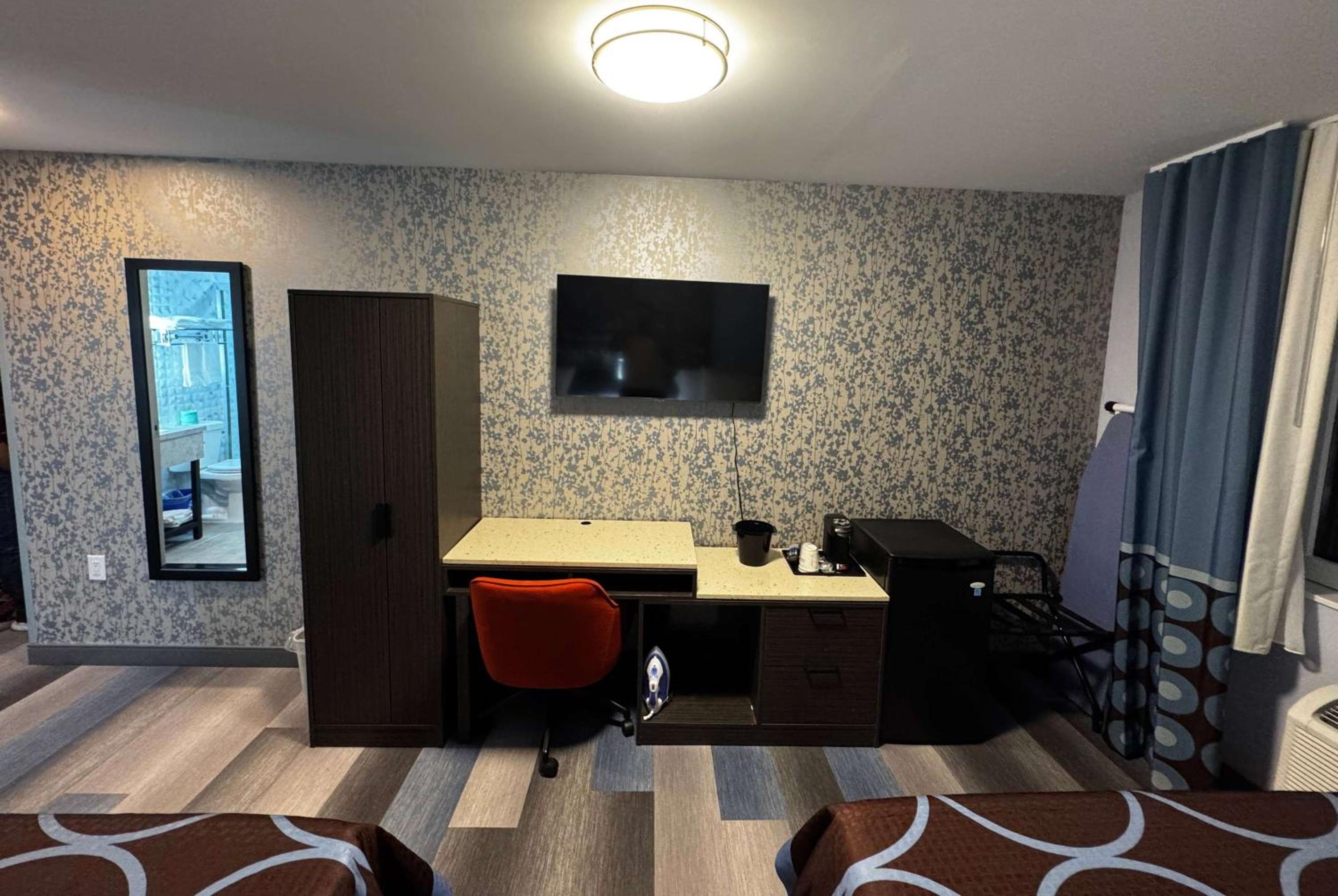 Double Room with Two Double Beds and Roll-in Shower - Mobility Access/Non-Smoking - Photo 3