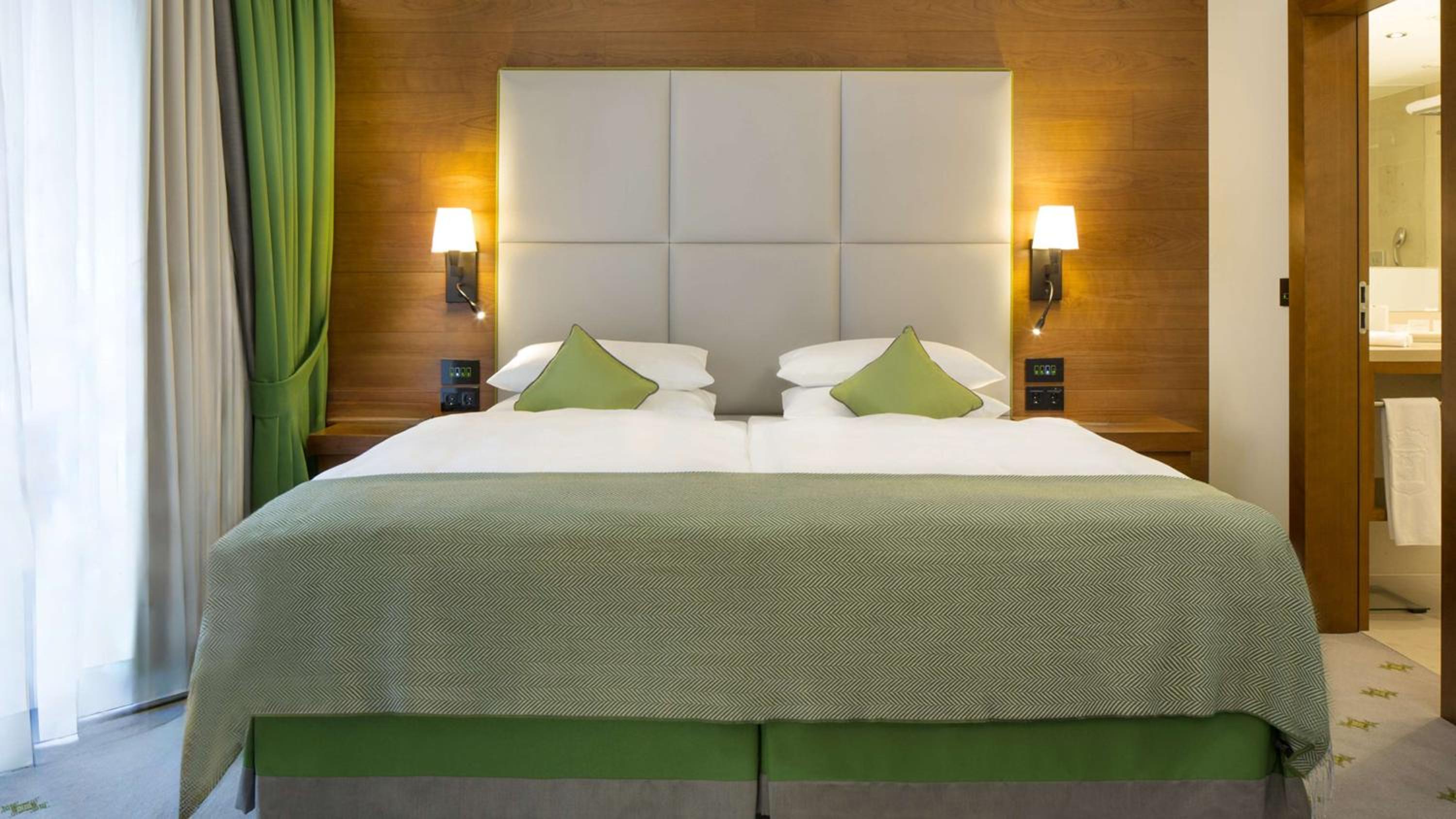 King Executive Room with Lake View thumbnail 5