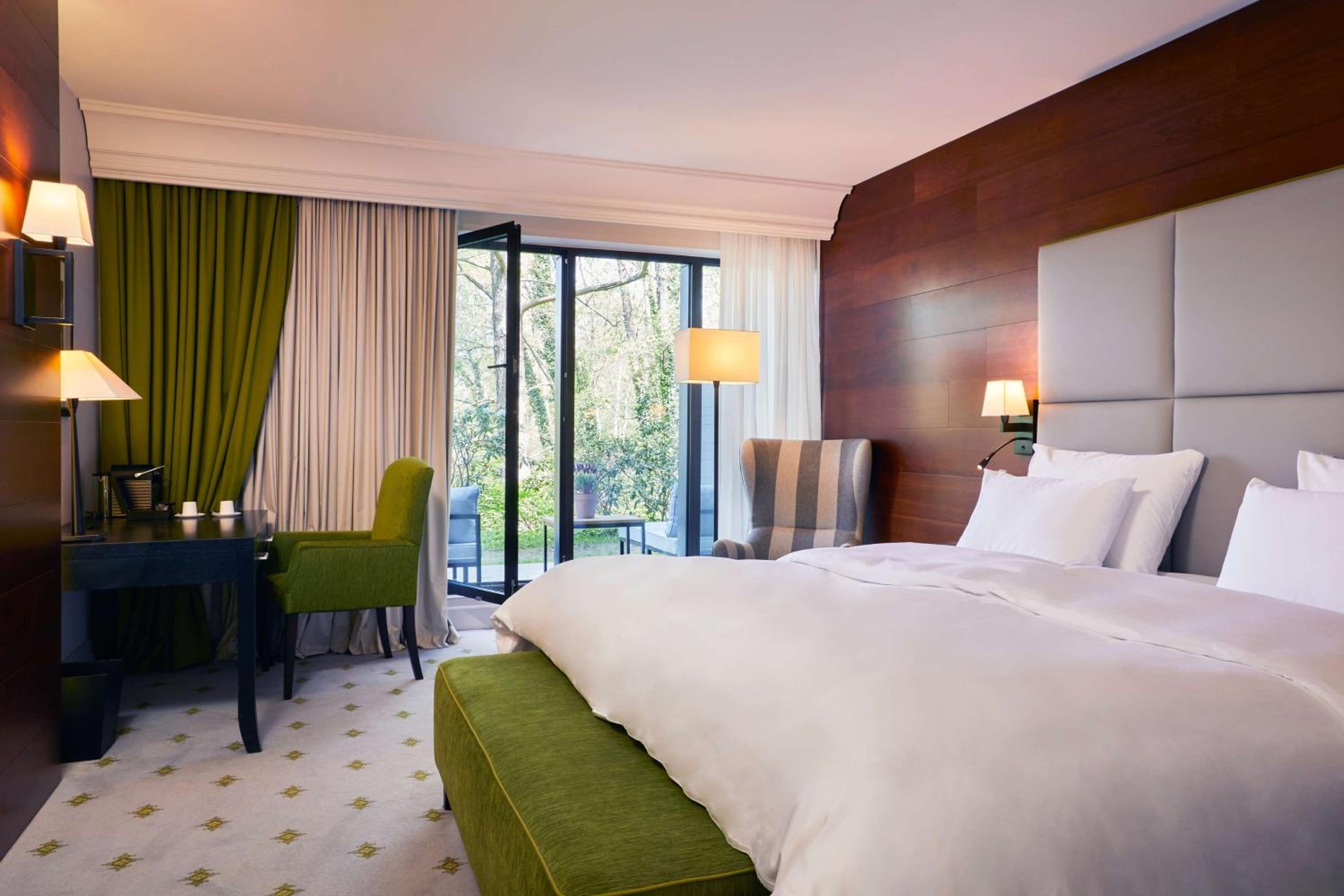 Executive King Room with Terrace and Lake View