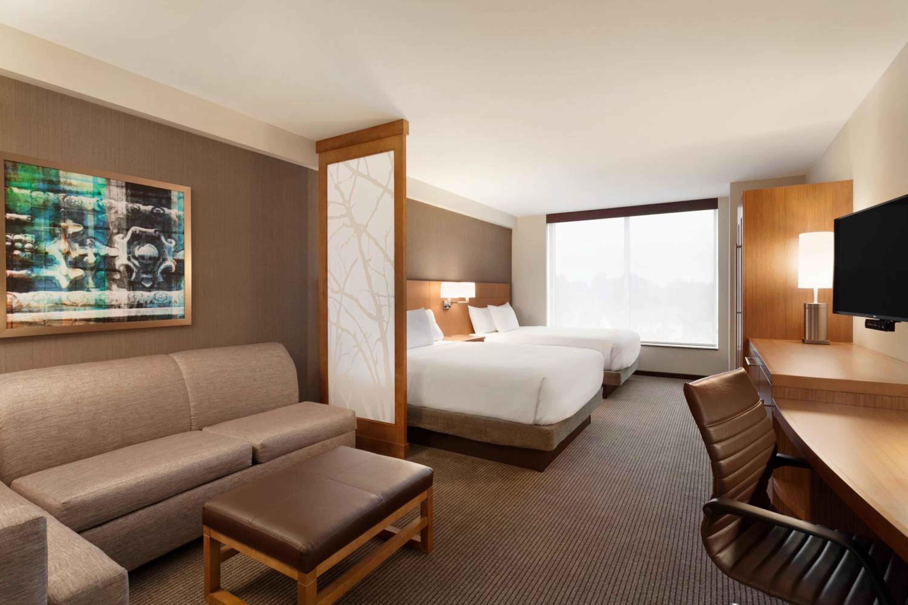 Queen Room with Two Queen Beds and Sofa Bed photo 2
