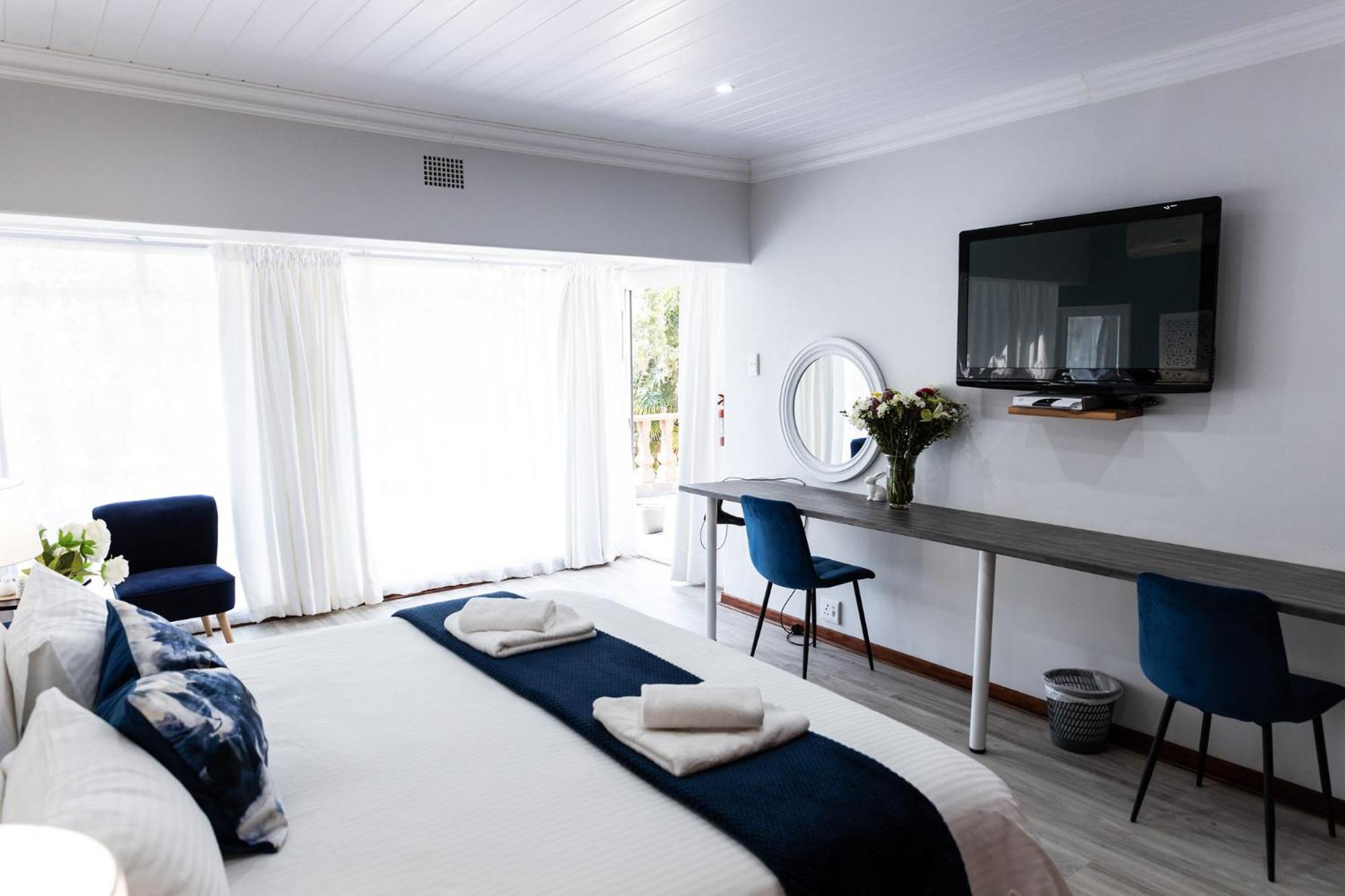 Deluxe King Room - Photo 11