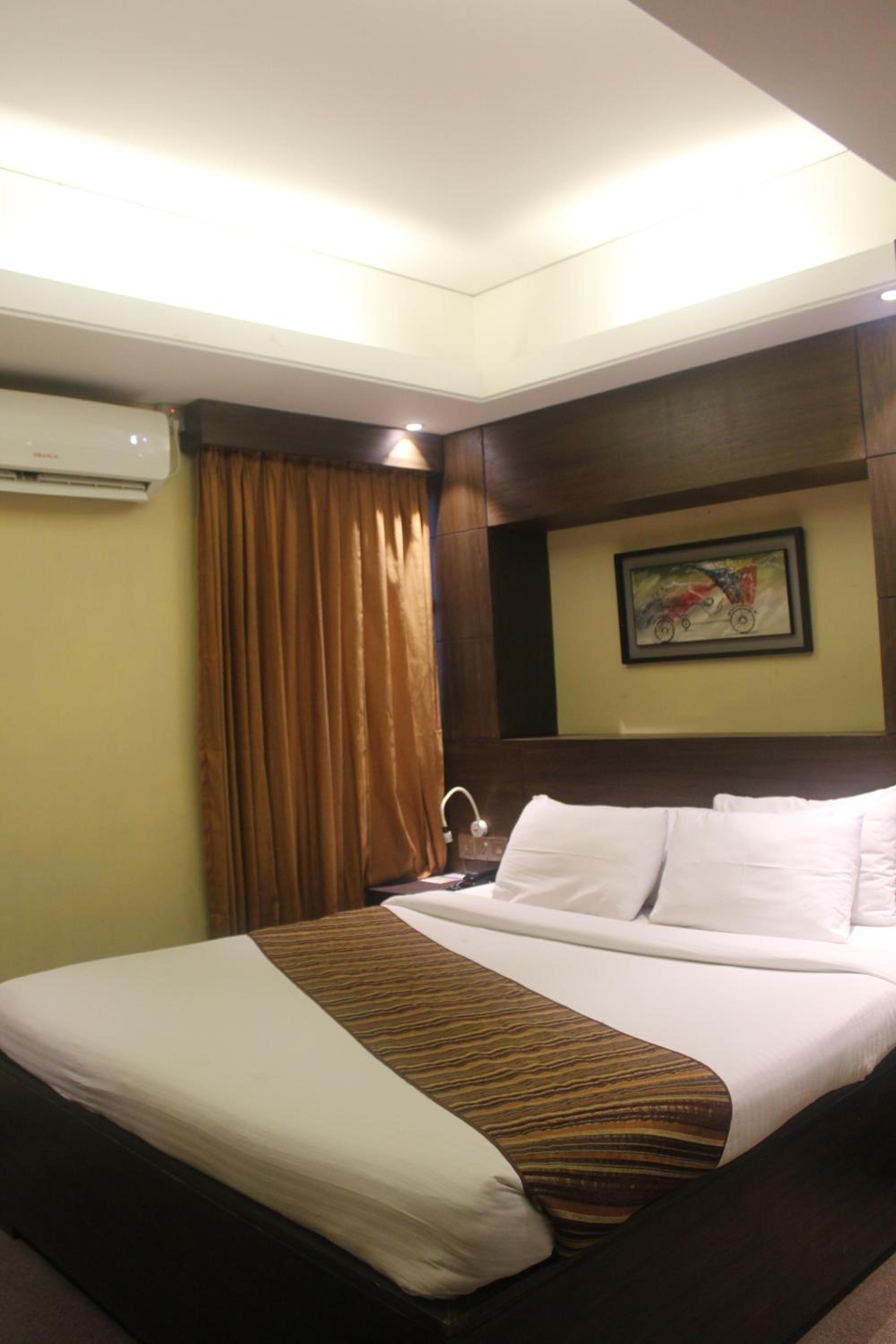 Deluxe Double Room (2 Adults + 1 Child) photo 3