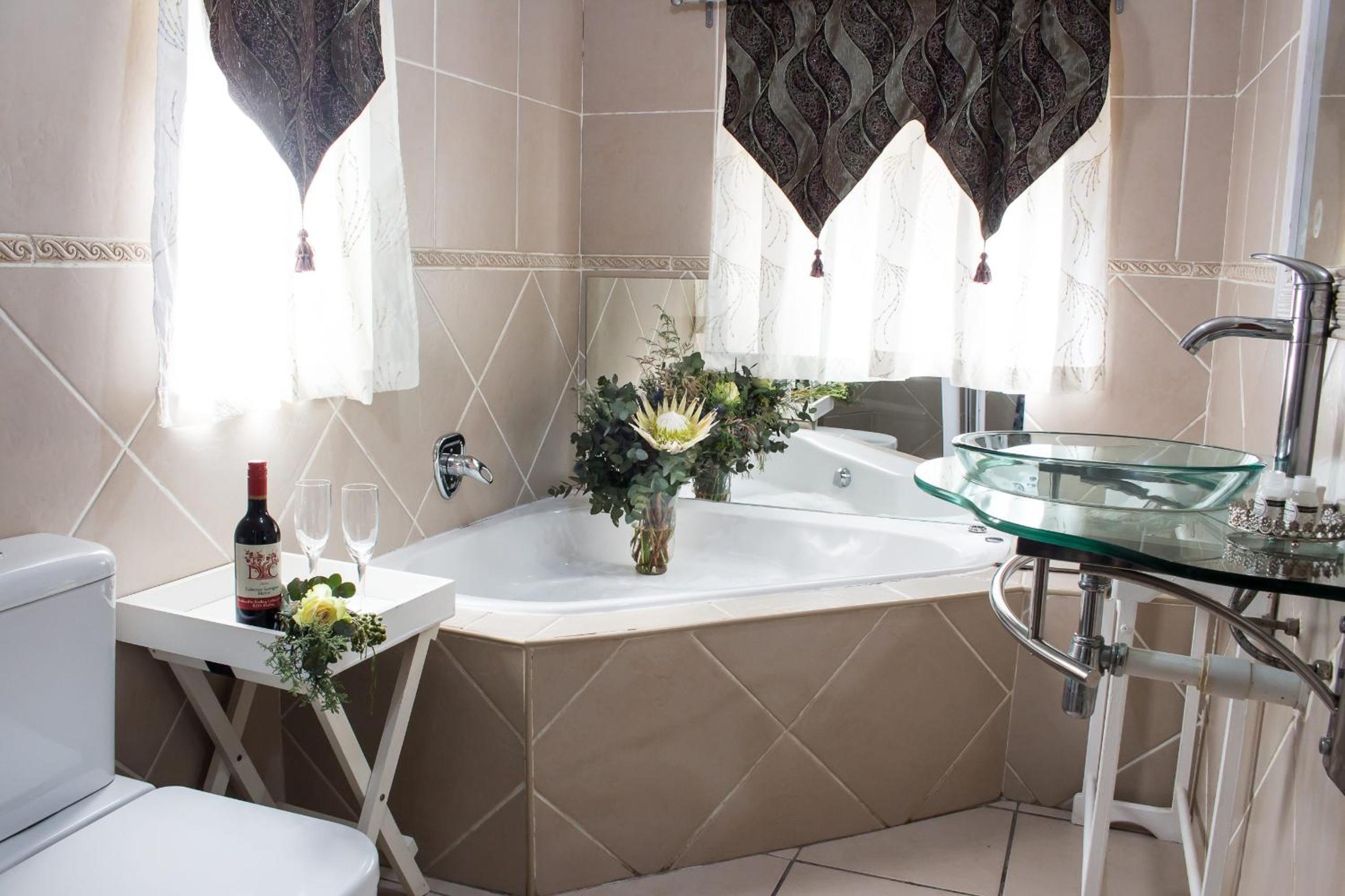 Deluxe King Room - Photo 4