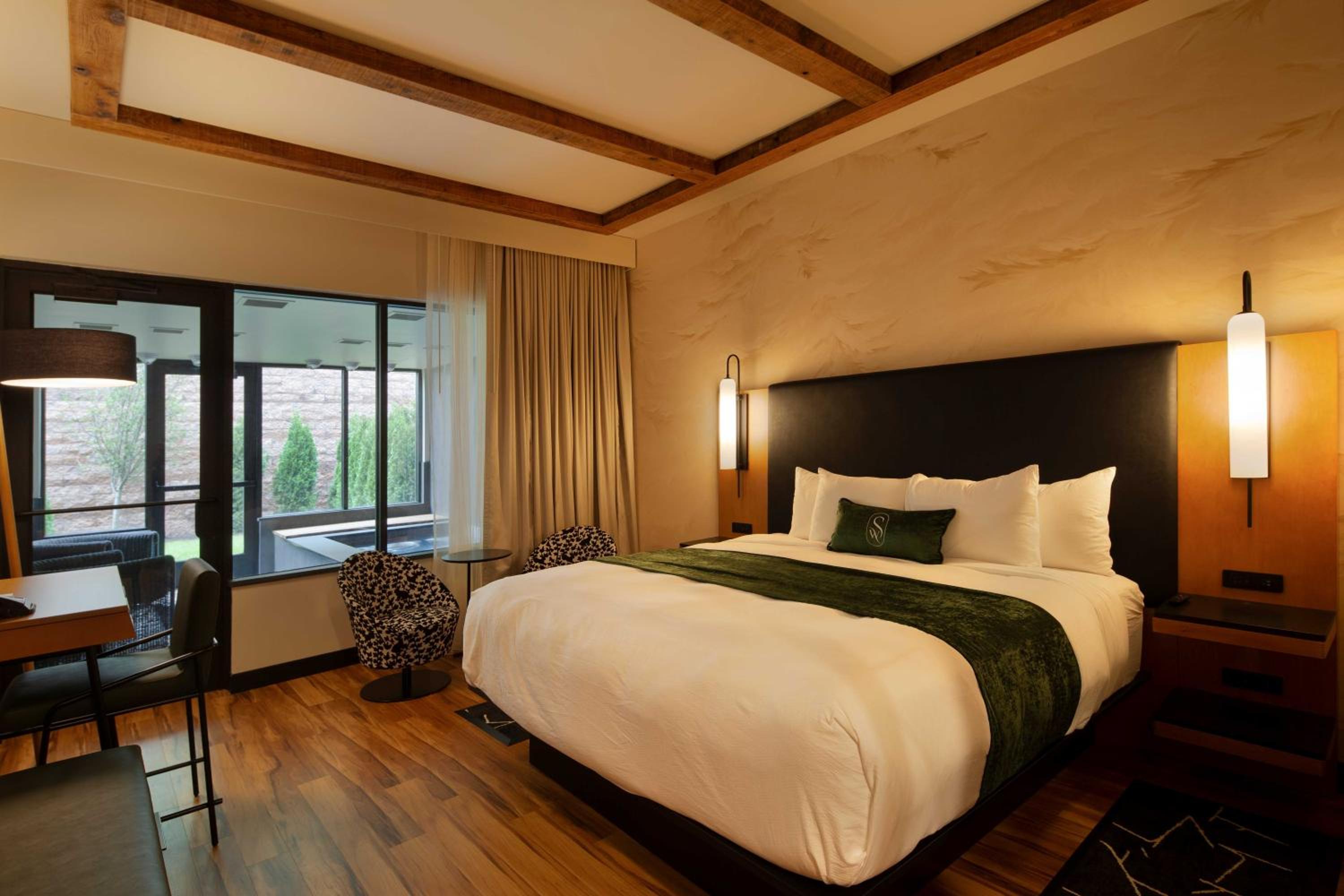 King Plunge Pool Suite 21+ Only