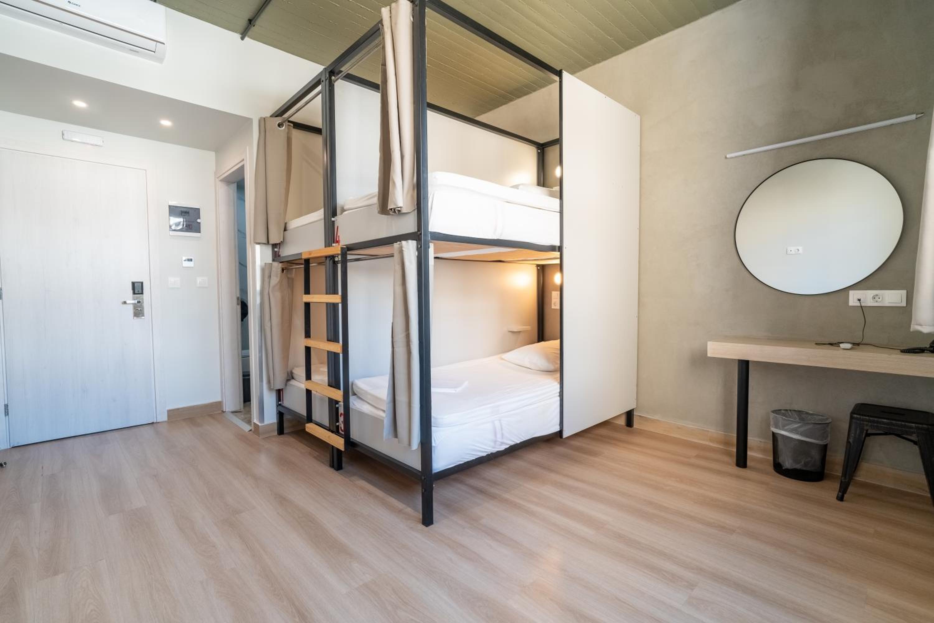 Bed in 4-Bed Mixed Dormitory Room photo 1