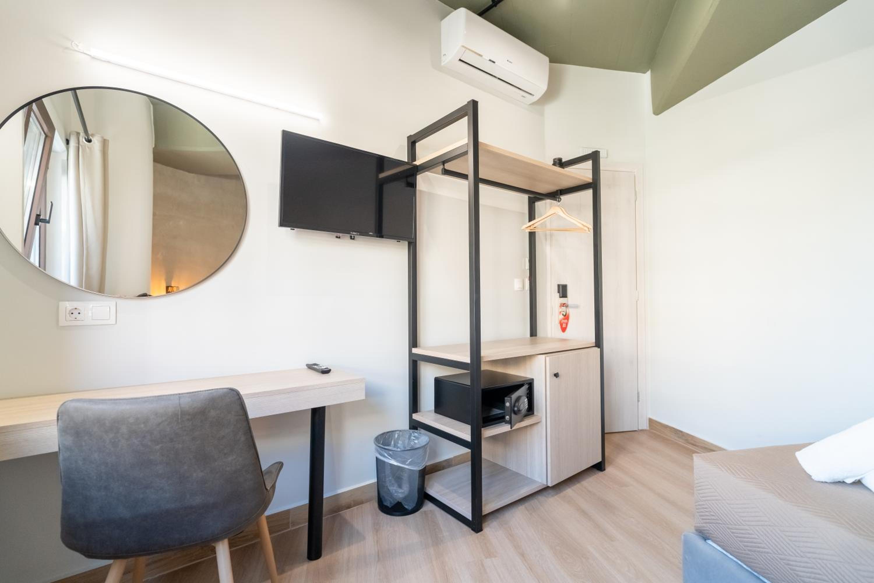 Single Room with Shared Bathroom photo 1