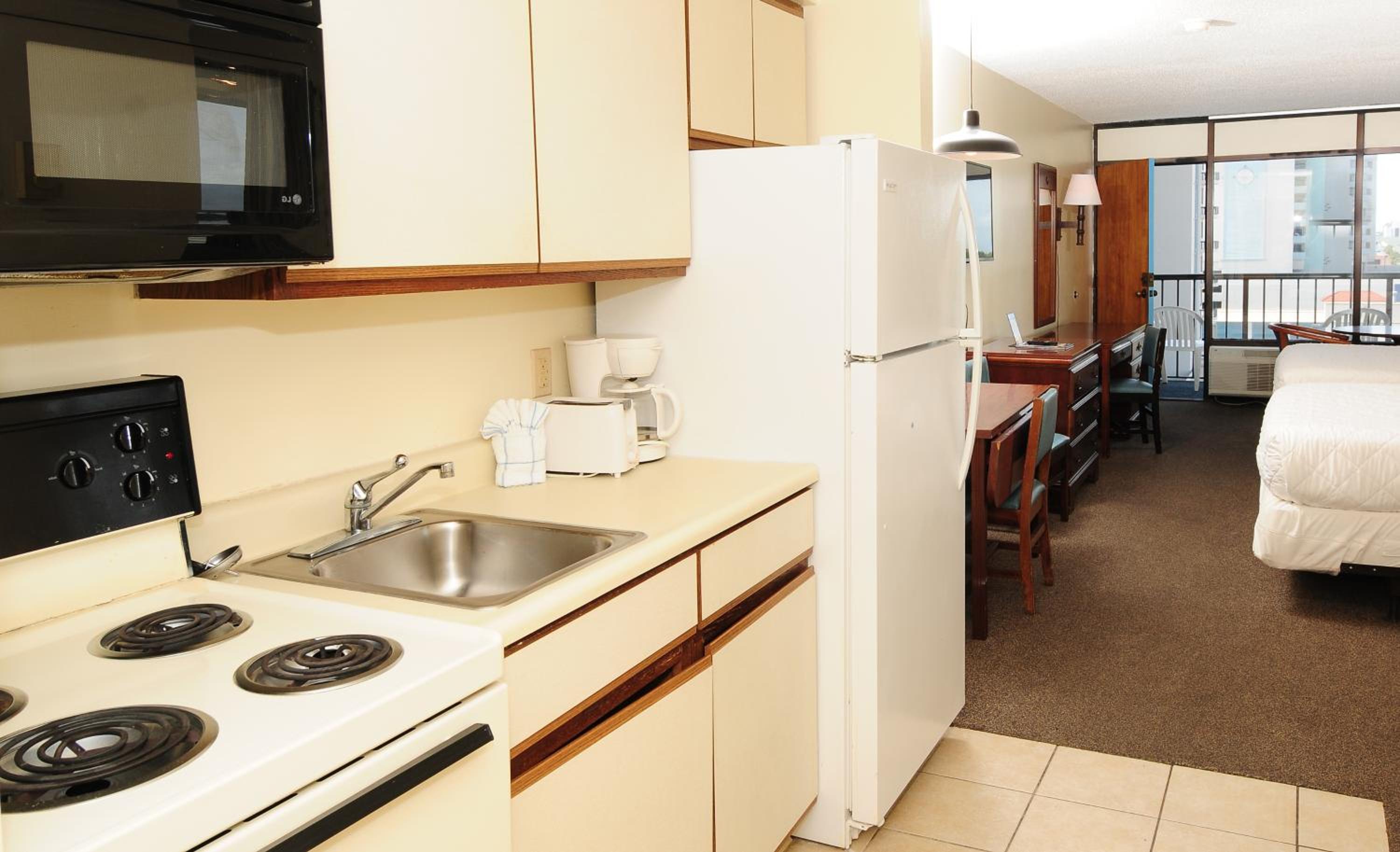 1 Room Side View Efficiency with 1 Queen Bed - T6 photo 2
