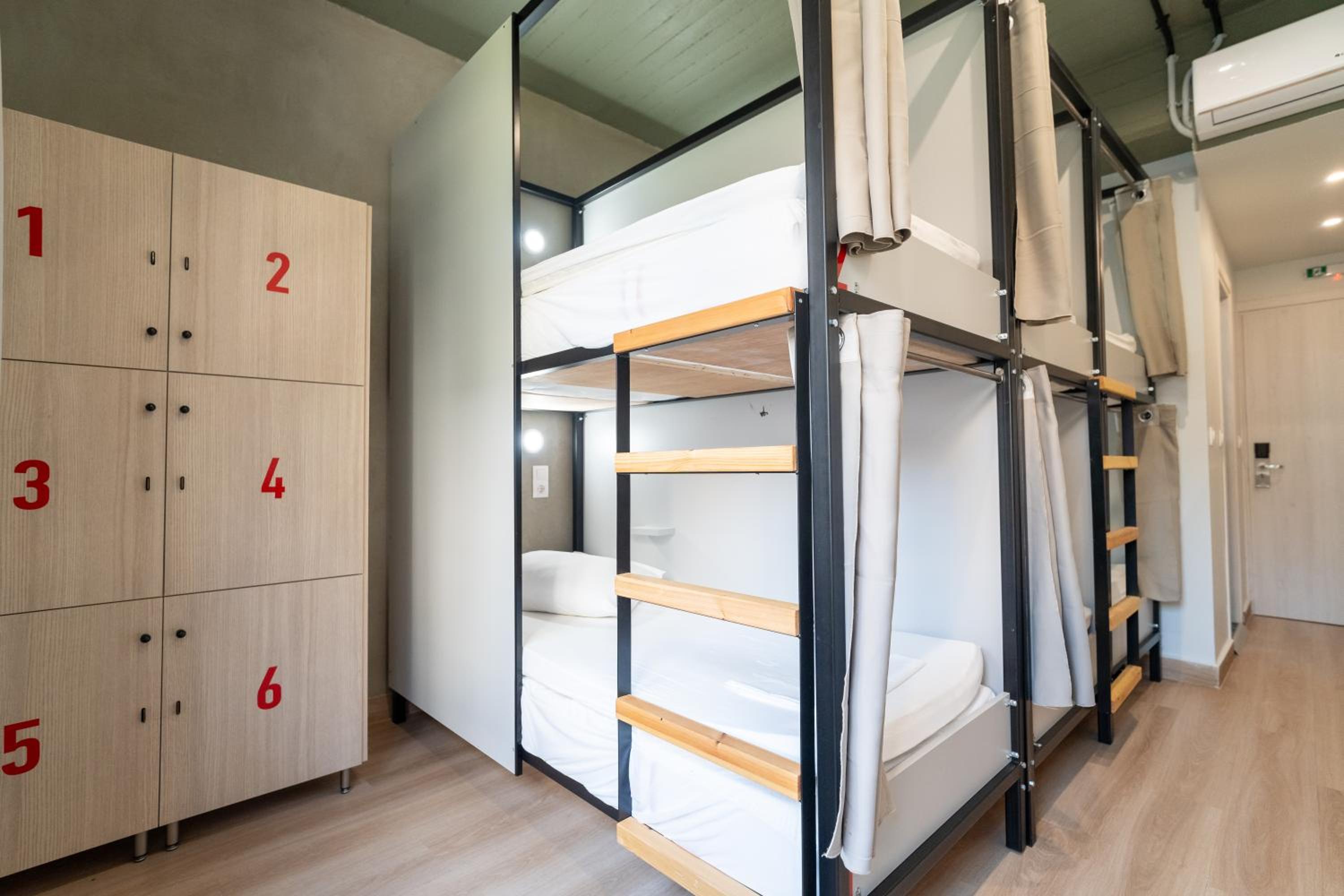 Bed in 6-Bed Mixed Dormitory Room photo 1