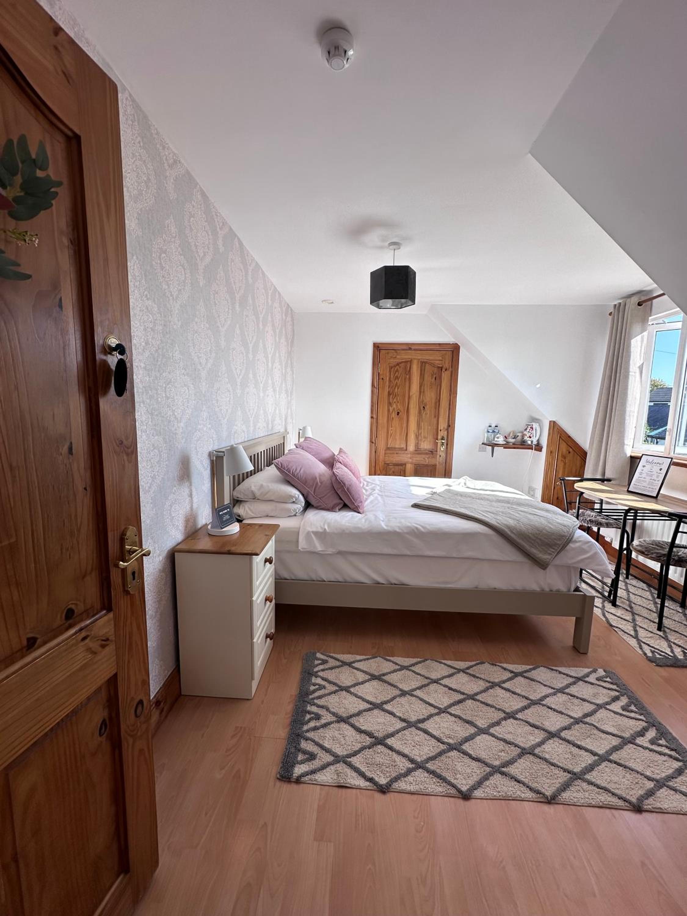 Double Room with Private Bathroom - Photo 4