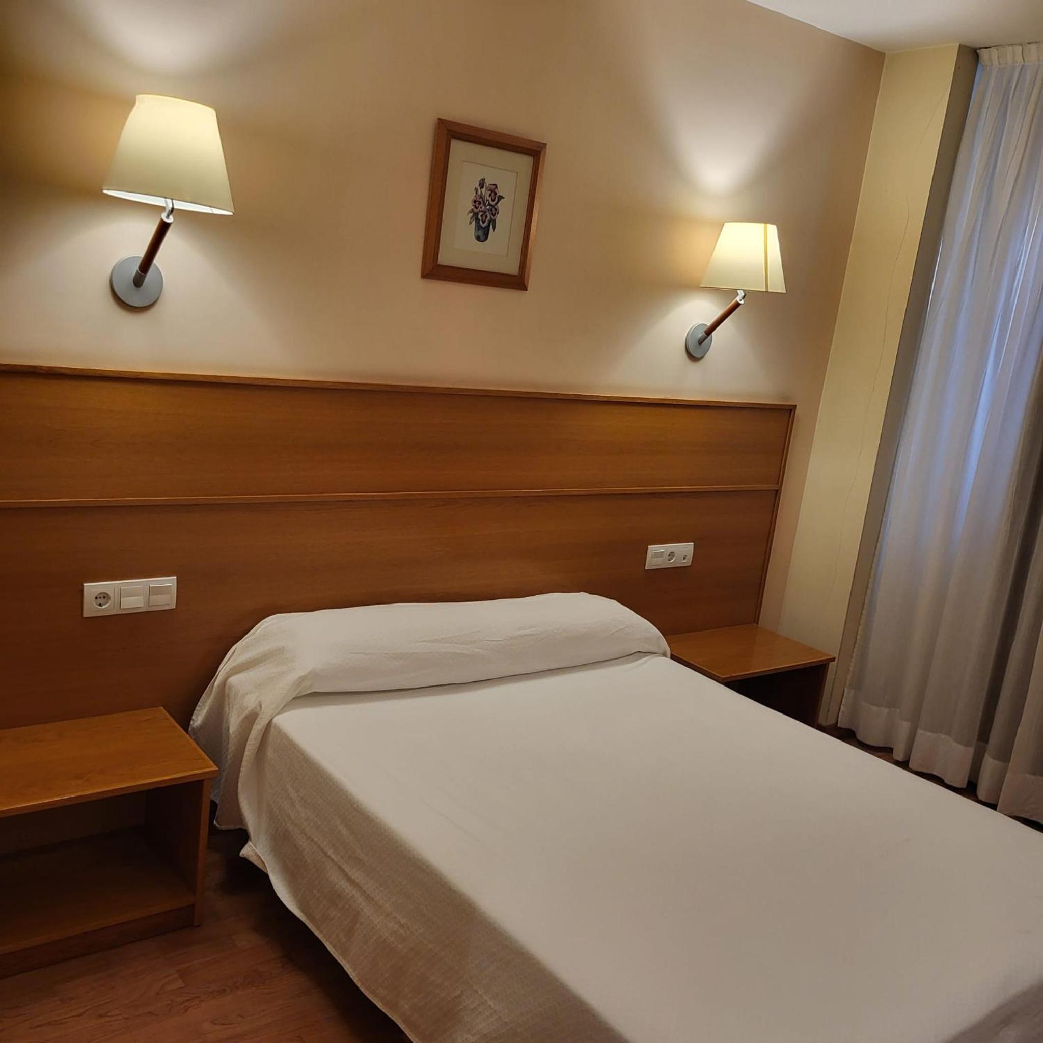 Double or Twin Room - Photo 3