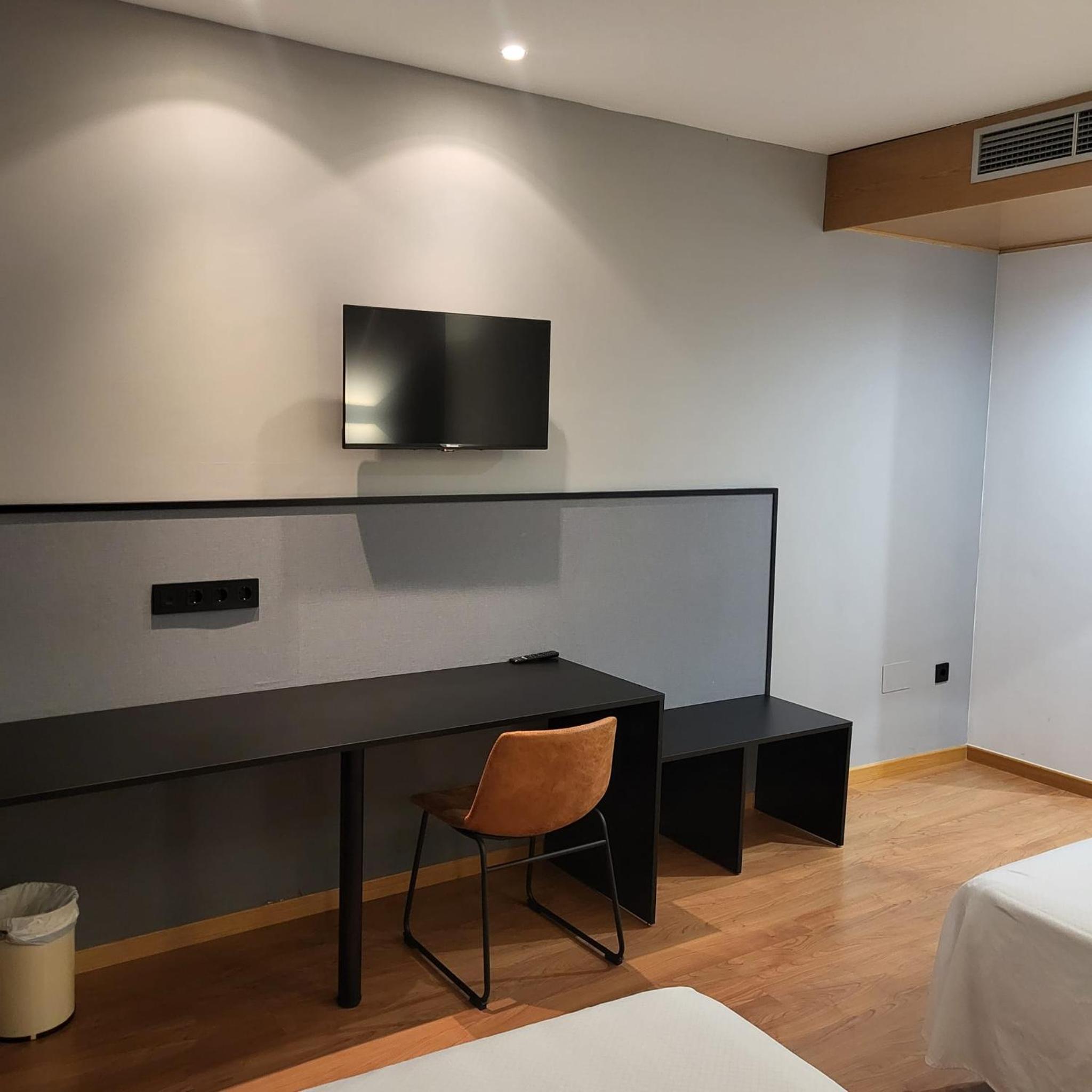 Double or Twin Room with Extra Bed - Photo 2