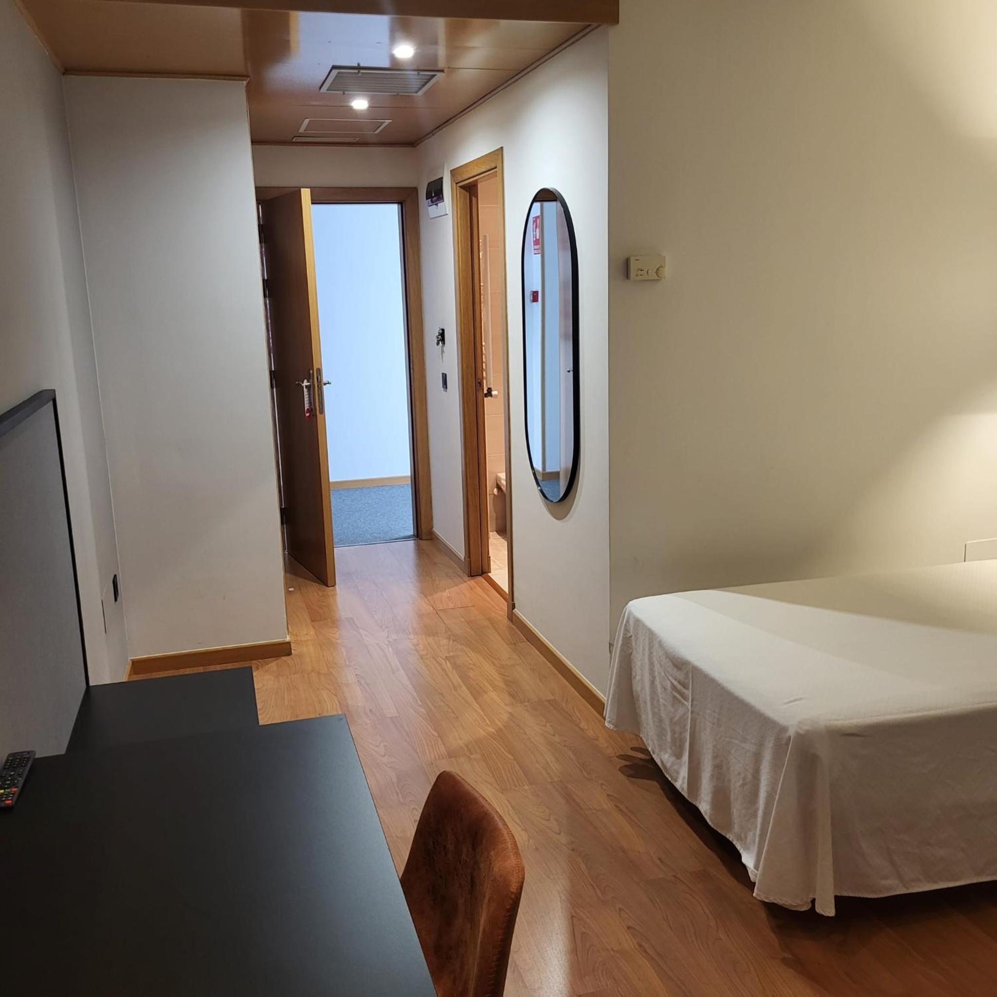 Double or Twin Room with Extra Bed - Photo 1